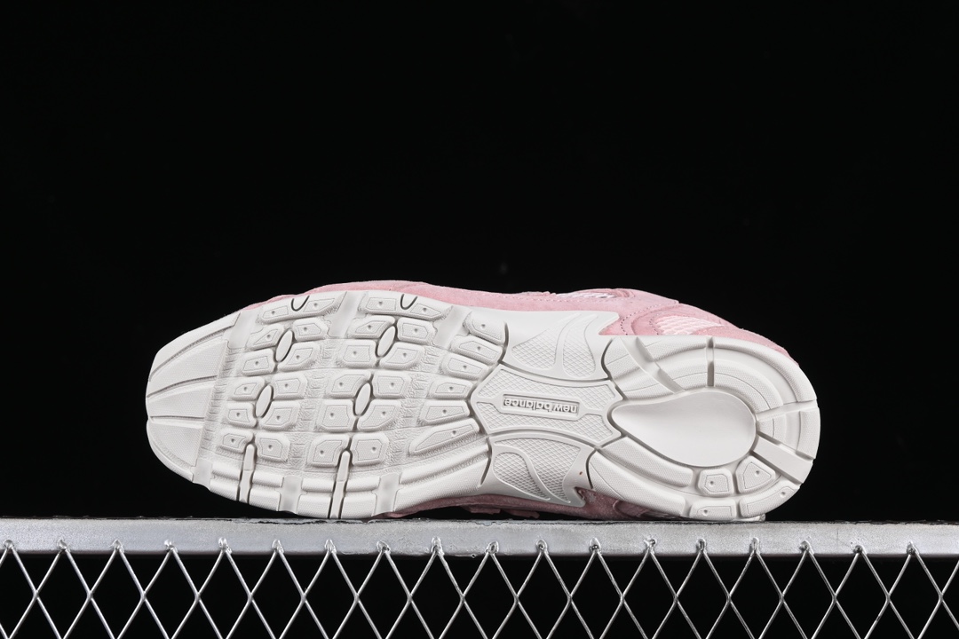 💰300纯原
MiuMiu x New Balance 530系列 意大利奢侈品牌/缪缪联名款低帮经典复古休闲运动慢跑鞋
#鞋款采用解构和轻盈的设计,彷旧的布料包覆着 New Balance 530的轮廓,刻意磨损、不均匀的皮革色调,让波鞋多了不同的个性 这款联名鞋款配有双鞋带设计,包括白色、橙色、棕色和黄色鞋带,营造出随性系起的感觉,为整体感又多了几分 Boyish 以及率性感
尺码:35 36 37 37.5 38 38.5 39.5 40 40.5 41.5 AJD4