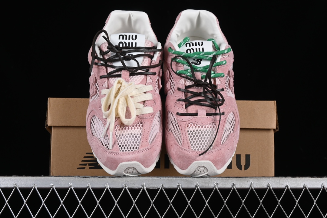 💰300纯原
MiuMiu x New Balance 530系列 意大利奢侈品牌/缪缪联名款低帮经典复古休闲运动慢跑鞋
#鞋款采用解构和轻盈的设计,彷旧的布料包覆着 New Balance 530的轮廓,刻意磨损、不均匀的皮革色调,让波鞋多了不同的个性 这款联名鞋款配有双鞋带设计,包括白色、橙色、棕色和黄色鞋带,营造出随性系起的感觉,为整体感又多了几分 Boyish 以及率性感
尺码:35 36 37 37.5 38 38.5 39.5 40 40.5 41.5 AJD4