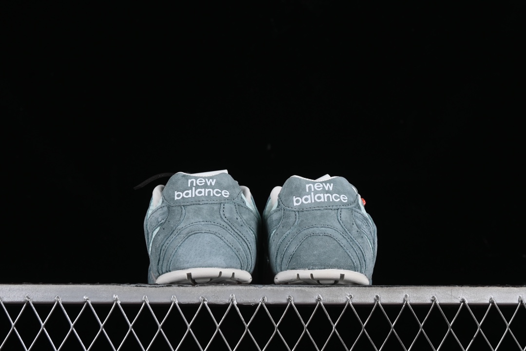 💰300纯原
MiuMiu x New Balance 530系列 意大利奢侈品牌/缪缪联名款低帮经典复古休闲运动慢跑鞋
#鞋款采用解构和轻盈的设计,彷旧的布料包覆着 New Balance 530的轮廓,刻意磨损、不均匀的皮革色调,让波鞋多了不同的个性 这款联名鞋款配有双鞋带设计,包括白色、橙色、棕色和黄色鞋带,营造出随性系起的感觉,为整体感又多了几分 Boyish 以及率性感
尺码:35 36 37 37.5 38 38.5 39.5 40 40.5 41.5 AJD4