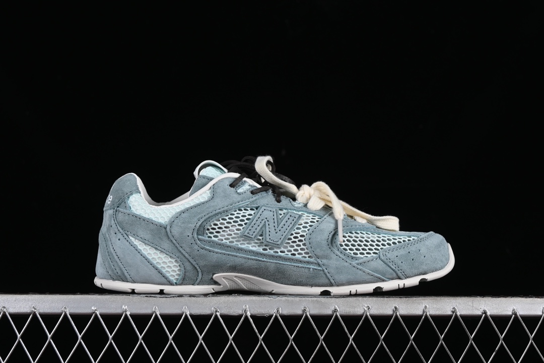 💰300纯原
MiuMiu x New Balance 530系列 意大利奢侈品牌/缪缪联名款低帮经典复古休闲运动慢跑鞋
#鞋款采用解构和轻盈的设计,彷旧的布料包覆着 New Balance 530的轮廓,刻意磨损、不均匀的皮革色调,让波鞋多了不同的个性 这款联名鞋款配有双鞋带设计,包括白色、橙色、棕色和黄色鞋带,营造出随性系起的感觉,为整体感又多了几分 Boyish 以及率性感
尺码:35 36 37 37.5 38 38.5 39.5 40 40.5 41.5 AJD4