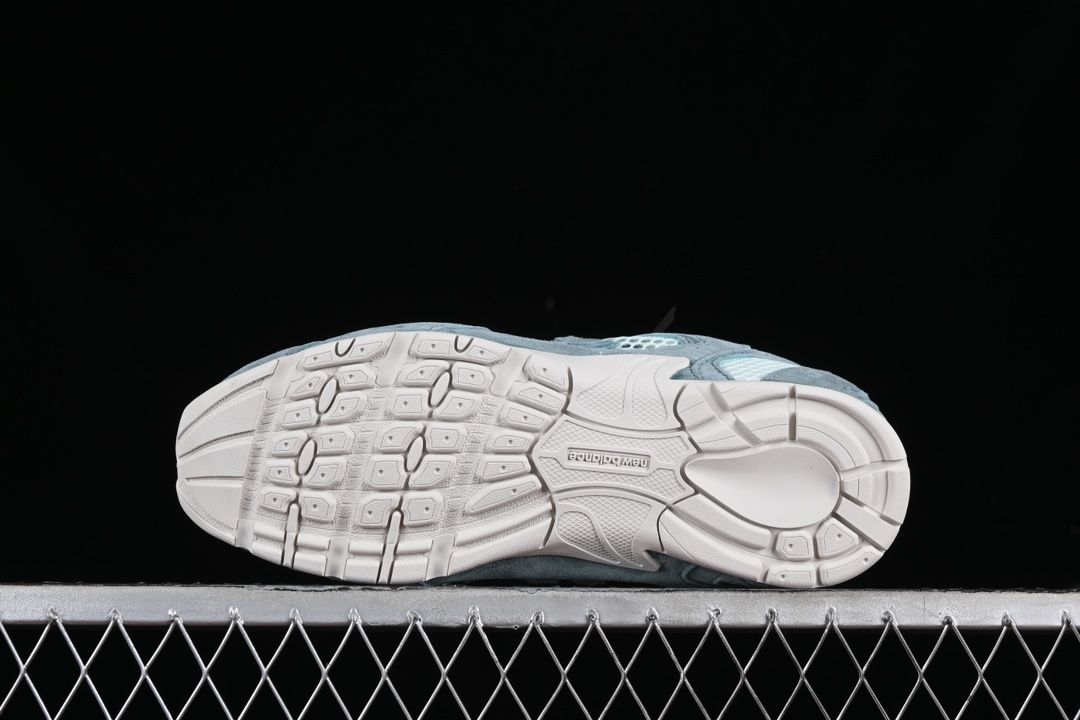 💰300纯原
MiuMiu x New Balance 530系列 意大利奢侈品牌/缪缪联名款低帮经典复古休闲运动慢跑鞋
#鞋款采用解构和轻盈的设计,彷旧的布料包覆着 New Balance 530的轮廓,刻意磨损、不均匀的皮革色调,让波鞋多了不同的个性 这款联名鞋款配有双鞋带设计,包括白色、橙色、棕色和黄色鞋带,营造出随性系起的感觉,为整体感又多了几分 Boyish 以及率性感
尺码:35 36 37 37.5 38 38.5 39.5 40 40.5 41.5 AJD4