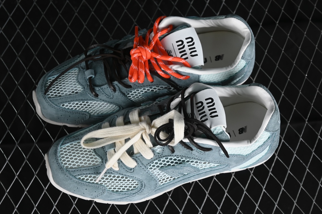 💰300纯原
MiuMiu x New Balance 530系列 意大利奢侈品牌/缪缪联名款低帮经典复古休闲运动慢跑鞋
#鞋款采用解构和轻盈的设计,彷旧的布料包覆着 New Balance 530的轮廓,刻意磨损、不均匀的皮革色调,让波鞋多了不同的个性 这款联名鞋款配有双鞋带设计,包括白色、橙色、棕色和黄色鞋带,营造出随性系起的感觉,为整体感又多了几分 Boyish 以及率性感
尺码:35 36 37 37.5 38 38.5 39.5 40 40.5 41.5 AJD4