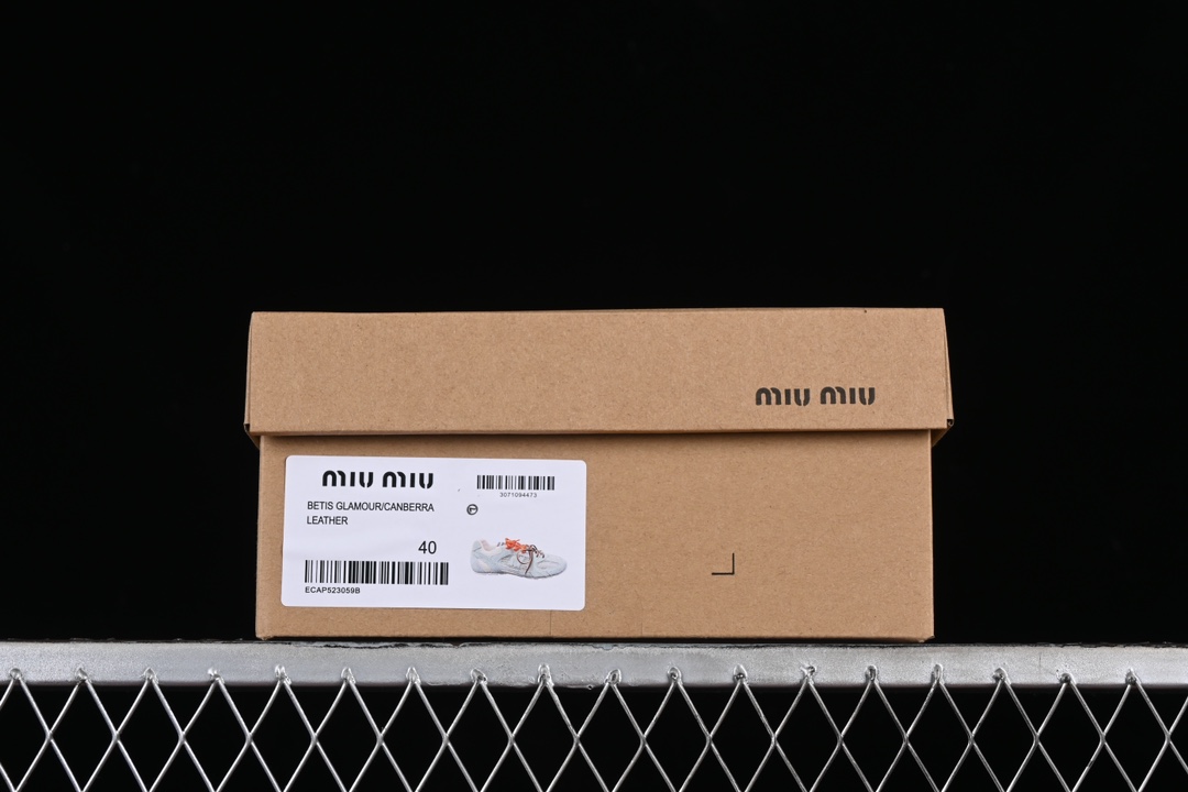 💰300纯原
MiuMiu x New Balance 530系列 意大利奢侈品牌/缪缪联名款低帮经典复古休闲运动慢跑鞋
#鞋款采用解构和轻盈的设计,彷旧的布料包覆着 New Balance 530的轮廓,刻意磨损、不均匀的皮革色调,让波鞋多了不同的个性 这款联名鞋款配有双鞋带设计,包括白色、橙色、棕色和黄色鞋带,营造出随性系起的感觉,为整体感又多了几分 Boyish 以及率性感
尺码:35 36 37 37.5 38 38.5 39.5 40 40.5 41.5 AJD4