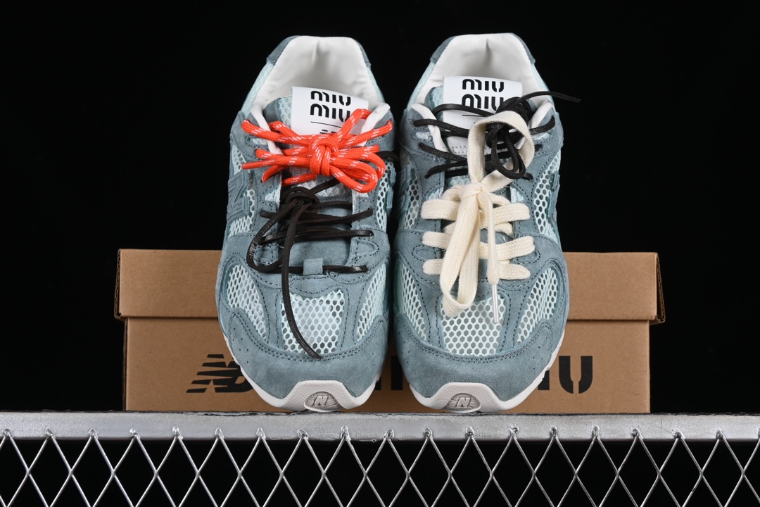 💰300纯原
MiuMiu x New Balance 530系列 意大利奢侈品牌/缪缪联名款低帮经典复古休闲运动慢跑鞋
#鞋款采用解构和轻盈的设计,彷旧的布料包覆着 New Balance 530的轮廓,刻意磨损、不均匀的皮革色调,让波鞋多了不同的个性 这款联名鞋款配有双鞋带设计,包括白色、橙色、棕色和黄色鞋带,营造出随性系起的感觉,为整体感又多了几分 Boyish 以及率性感
尺码:35 36 37 37.5 38 38.5 39.5 40 40.5 41.5 AJD4