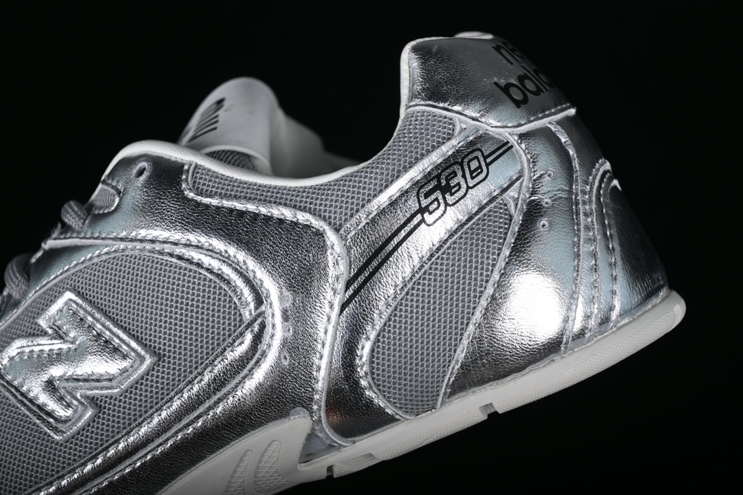 💰260纯原
MiuMiu x New Balance 530系列 意大利奢侈品牌/缪缪联名款低帮经典复古休闲运动慢跑鞋
#鞋款采用解构和轻盈的设计,彷旧的布料包覆着 New Balance 530的轮廓,刻意磨损、不均匀的皮革色调,让波鞋多了不同的个性 这款联名鞋款配有双鞋带设计,包括白色、橙色、棕色和黄色鞋带,营造出随性系起的感觉,为整体感又多了几分 Boyish 以及率性感
尺码:35 36 37 37.5 38 38.5 39.5 40 40.5 41.5 42 42.5 43.5 44 44.5 45 AJD4