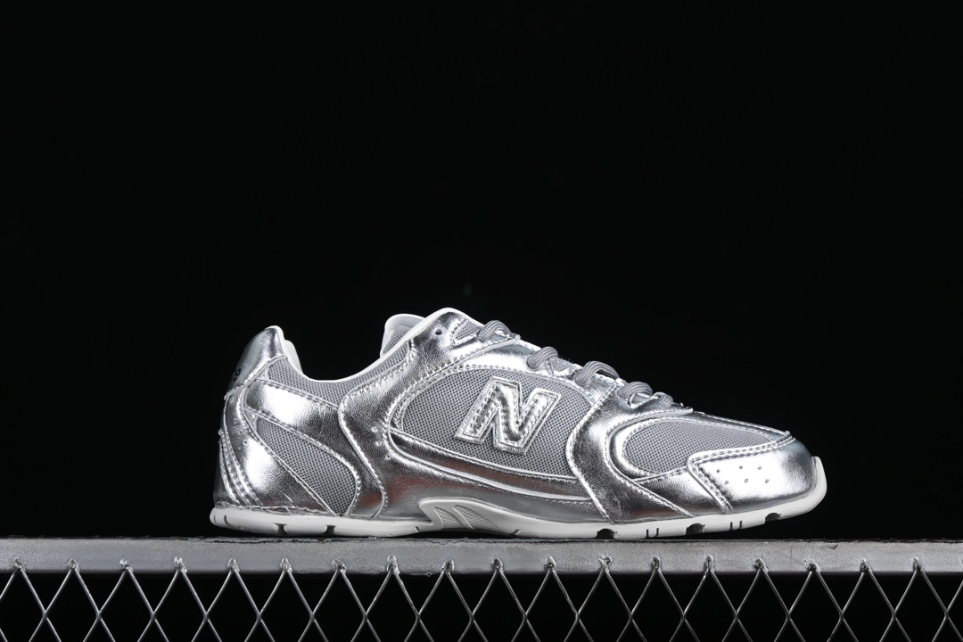 💰260纯原
MiuMiu x New Balance 530系列 意大利奢侈品牌/缪缪联名款低帮经典复古休闲运动慢跑鞋
#鞋款采用解构和轻盈的设计,彷旧的布料包覆着 New Balance 530的轮廓,刻意磨损、不均匀的皮革色调,让波鞋多了不同的个性 这款联名鞋款配有双鞋带设计,包括白色、橙色、棕色和黄色鞋带,营造出随性系起的感觉,为整体感又多了几分 Boyish 以及率性感
尺码:35 36 37 37.5 38 38.5 39.5 40 40.5 41.5 42 42.5 43.5 44 44.5 45 AJD4