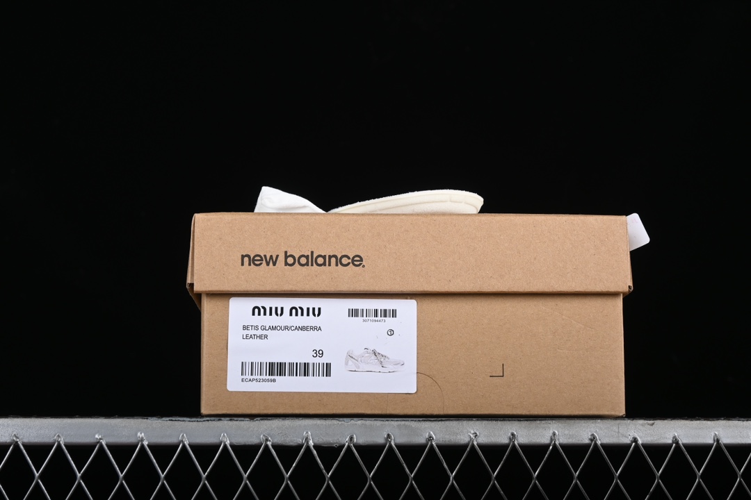 💰260纯原
MiuMiu x New Balance 530系列 意大利奢侈品牌/缪缪联名款低帮经典复古休闲运动慢跑鞋
#鞋款采用解构和轻盈的设计,彷旧的布料包覆着 New Balance 530的轮廓,刻意磨损、不均匀的皮革色调,让波鞋多了不同的个性 这款联名鞋款配有双鞋带设计,包括白色、橙色、棕色和黄色鞋带,营造出随性系起的感觉,为整体感又多了几分 Boyish 以及率性感
尺码:35 36 37 37.5 38 38.5 39.5 40 40.5 41.5 42 42.5 43.5 44 44.5 45 AJD4
