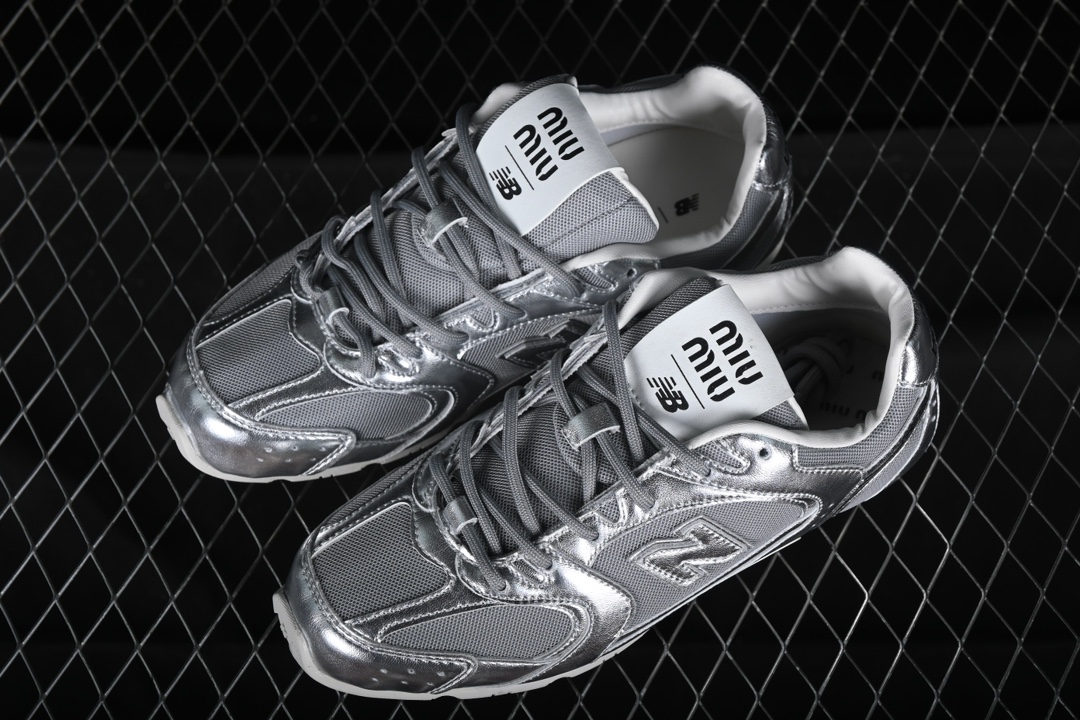 💰260纯原
MiuMiu x New Balance 530系列 意大利奢侈品牌/缪缪联名款低帮经典复古休闲运动慢跑鞋
#鞋款采用解构和轻盈的设计,彷旧的布料包覆着 New Balance 530的轮廓,刻意磨损、不均匀的皮革色调,让波鞋多了不同的个性 这款联名鞋款配有双鞋带设计,包括白色、橙色、棕色和黄色鞋带,营造出随性系起的感觉,为整体感又多了几分 Boyish 以及率性感
尺码:35 36 37 37.5 38 38.5 39.5 40 40.5 41.5 42 42.5 43.5 44 44.5 45 AJD4