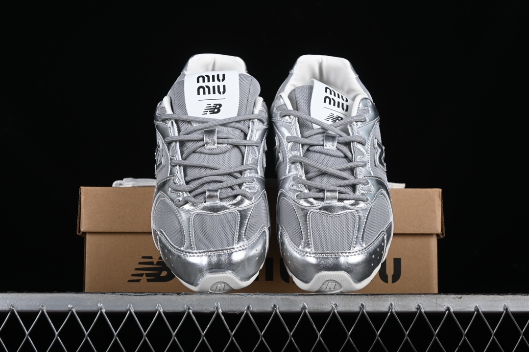 💰260纯原
MiuMiu x New Balance 530系列 意大利奢侈品牌/缪缪联名款低帮经典复古休闲运动慢跑鞋
#鞋款采用解构和轻盈的设计,彷旧的布料包覆着 New Balance 530的轮廓,刻意磨损、不均匀的皮革色调,让波鞋多了不同的个性 这款联名鞋款配有双鞋带设计,包括白色、橙色、棕色和黄色鞋带,营造出随性系起的感觉,为整体感又多了几分 Boyish 以及率性感
尺码:35 36 37 37.5 38 38.5 39.5 40 40.5 41.5 42 42.5 43.5 44 44.5 45 AJD4