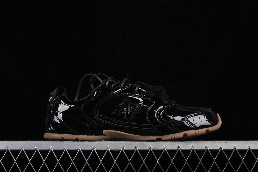 💰260纯原
MiuMiu x New Balance 530系列 意大利奢侈品牌/缪缪联名款低帮经典复古休闲运动慢跑鞋
#鞋款采用解构和轻盈的设计,彷旧的布料包覆着 New Balance 530的轮廓,刻意磨损、不均匀的皮革色调,让波鞋多了不同的个性 这款联名鞋款配有双鞋带设计,包括白色、橙色、棕色和黄色鞋带,营造出随性系起的感觉,为整体感又多了几分 Boyish 以及率性感
尺码:35 36 37 37.5 38 38.5 39.5 40 40.5 41.5 42 42.5 43.5 44 44.5 45 AJD4
