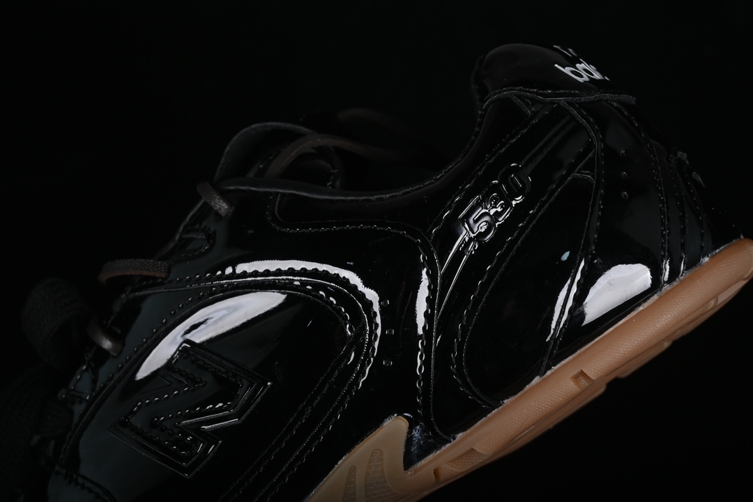 💰260纯原
MiuMiu x New Balance 530系列 意大利奢侈品牌/缪缪联名款低帮经典复古休闲运动慢跑鞋
#鞋款采用解构和轻盈的设计,彷旧的布料包覆着 New Balance 530的轮廓,刻意磨损、不均匀的皮革色调,让波鞋多了不同的个性 这款联名鞋款配有双鞋带设计,包括白色、橙色、棕色和黄色鞋带,营造出随性系起的感觉,为整体感又多了几分 Boyish 以及率性感
尺码:35 36 37 37.5 38 38.5 39.5 40 40.5 41.5 42 42.5 43.5 44 44.5 45 AJD4