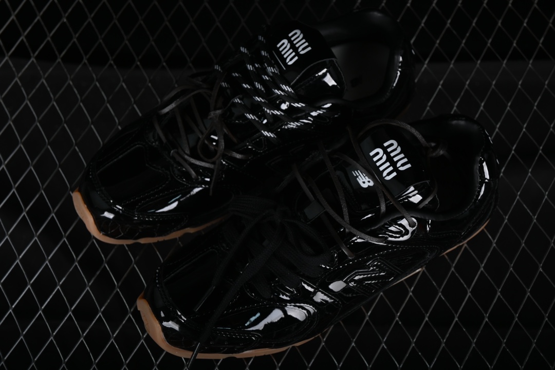 💰260纯原
MiuMiu x New Balance 530系列 意大利奢侈品牌/缪缪联名款低帮经典复古休闲运动慢跑鞋
#鞋款采用解构和轻盈的设计,彷旧的布料包覆着 New Balance 530的轮廓,刻意磨损、不均匀的皮革色调,让波鞋多了不同的个性 这款联名鞋款配有双鞋带设计,包括白色、橙色、棕色和黄色鞋带,营造出随性系起的感觉,为整体感又多了几分 Boyish 以及率性感
尺码:35 36 37 37.5 38 38.5 39.5 40 40.5 41.5 42 42.5 43.5 44 44.5 45 AJD4