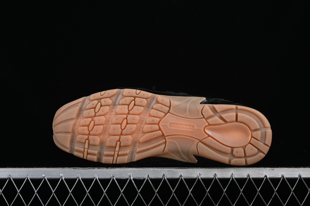 💰260纯原
MiuMiu x New Balance 530系列 意大利奢侈品牌/缪缪联名款低帮经典复古休闲运动慢跑鞋
#鞋款采用解构和轻盈的设计,彷旧的布料包覆着 New Balance 530的轮廓,刻意磨损、不均匀的皮革色调,让波鞋多了不同的个性 这款联名鞋款配有双鞋带设计,包括白色、橙色、棕色和黄色鞋带,营造出随性系起的感觉,为整体感又多了几分 Boyish 以及率性感
尺码:35 36 37 37.5 38 38.5 39.5 40 40.5 41.5 42 42.5 43.5 44 44.5 45 AJD4