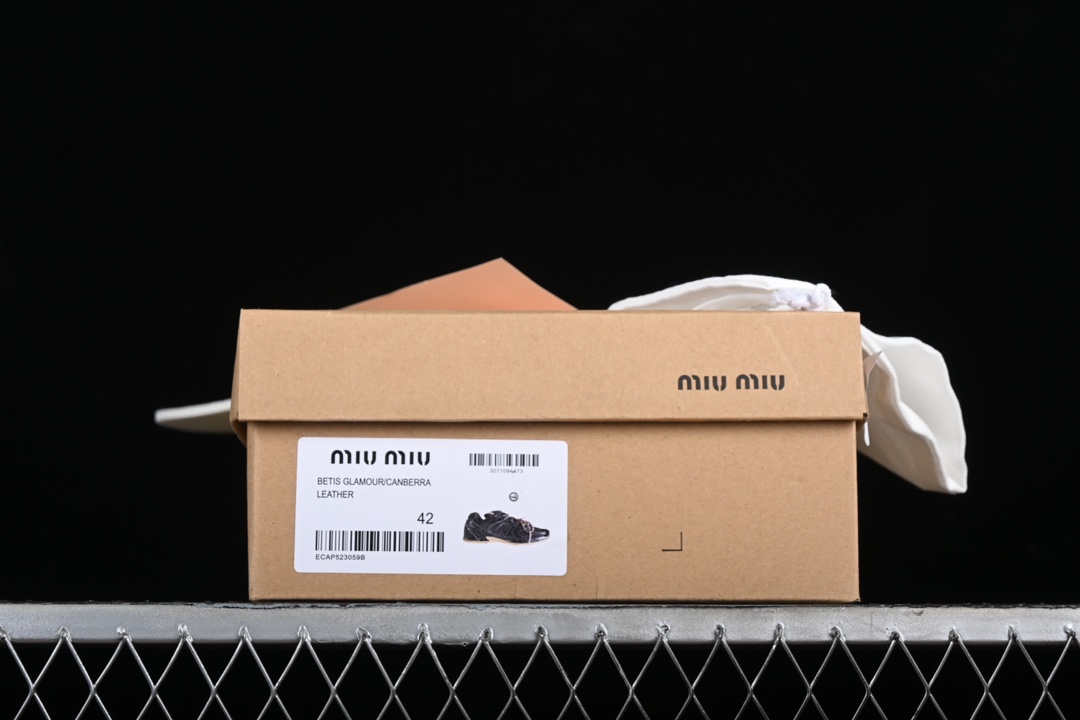 💰260纯原
MiuMiu x New Balance 530系列 意大利奢侈品牌/缪缪联名款低帮经典复古休闲运动慢跑鞋
#鞋款采用解构和轻盈的设计,彷旧的布料包覆着 New Balance 530的轮廓,刻意磨损、不均匀的皮革色调,让波鞋多了不同的个性 这款联名鞋款配有双鞋带设计,包括白色、橙色、棕色和黄色鞋带,营造出随性系起的感觉,为整体感又多了几分 Boyish 以及率性感
尺码:35 36 37 37.5 38 38.5 39.5 40 40.5 41.5 42 42.5 43.5 44 44.5 45 AJD4
