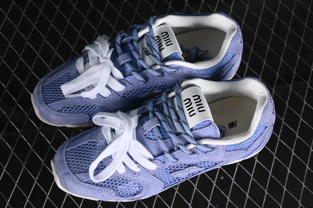 💰260纯原
MiuMiu x New Balance 530系列 意大利奢侈品牌/缪缪联名款低帮经典复古休闲运动慢跑鞋
#鞋款采用解构和轻盈的设计,彷旧的布料包覆着 New Balance 530的轮廓,刻意磨损、不均匀的皮革色调,让波鞋多了不同的个性 这款联名鞋款配有双鞋带设计,包括白色、橙色、棕色和黄色鞋带,营造出随性系起的感觉,为整体感又多了几分 Boyish 以及率性感
尺码:35 36 37 37.5 38 38.5 39.5 40 40.5 41.5 AJD4