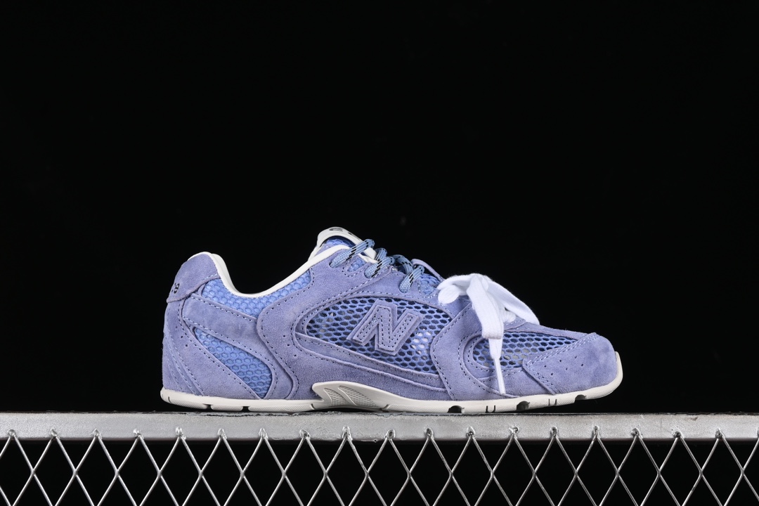 💰260纯原
MiuMiu x New Balance 530系列 意大利奢侈品牌/缪缪联名款低帮经典复古休闲运动慢跑鞋
#鞋款采用解构和轻盈的设计,彷旧的布料包覆着 New Balance 530的轮廓,刻意磨损、不均匀的皮革色调,让波鞋多了不同的个性 这款联名鞋款配有双鞋带设计,包括白色、橙色、棕色和黄色鞋带,营造出随性系起的感觉,为整体感又多了几分 Boyish 以及率性感
尺码:35 36 37 37.5 38 38.5 39.5 40 40.5 41.5 AJD4