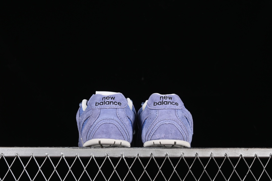 💰260纯原
MiuMiu x New Balance 530系列 意大利奢侈品牌/缪缪联名款低帮经典复古休闲运动慢跑鞋
#鞋款采用解构和轻盈的设计,彷旧的布料包覆着 New Balance 530的轮廓,刻意磨损、不均匀的皮革色调,让波鞋多了不同的个性 这款联名鞋款配有双鞋带设计,包括白色、橙色、棕色和黄色鞋带,营造出随性系起的感觉,为整体感又多了几分 Boyish 以及率性感
尺码:35 36 37 37.5 38 38.5 39.5 40 40.5 41.5 AJD4