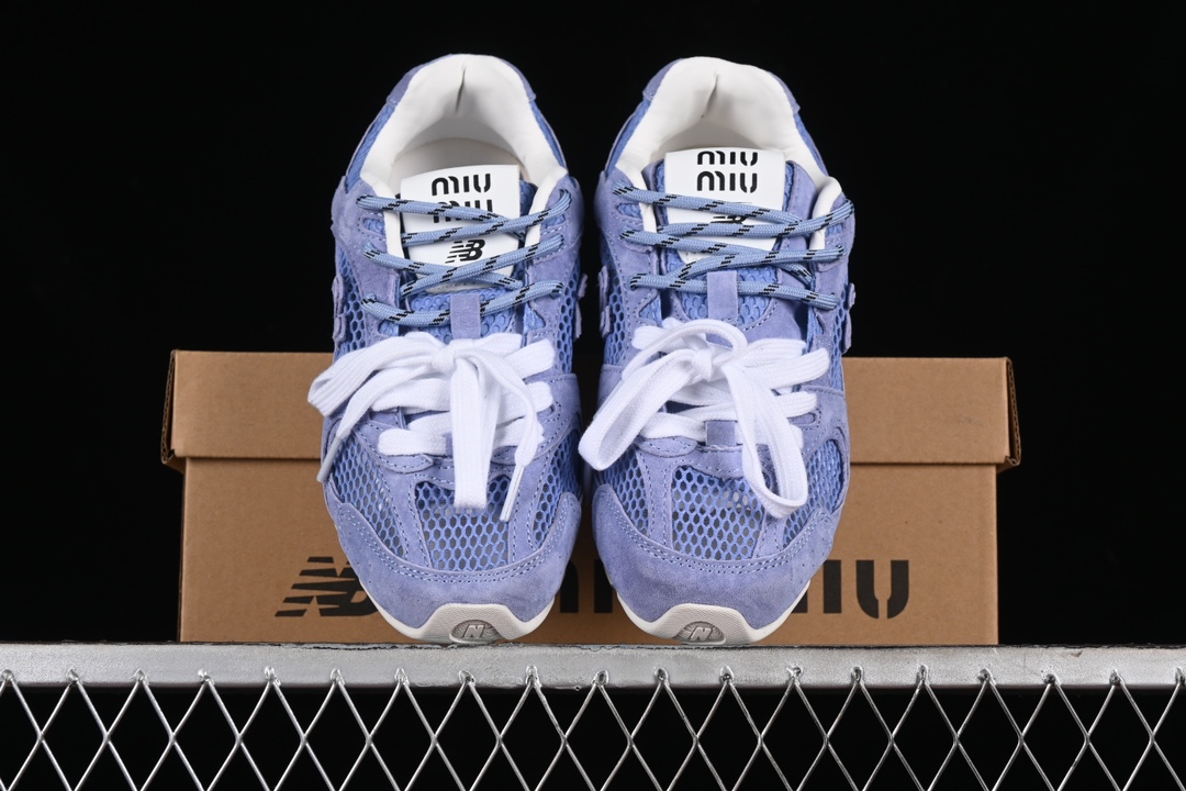 💰260纯原
MiuMiu x New Balance 530系列 意大利奢侈品牌/缪缪联名款低帮经典复古休闲运动慢跑鞋
#鞋款采用解构和轻盈的设计,彷旧的布料包覆着 New Balance 530的轮廓,刻意磨损、不均匀的皮革色调,让波鞋多了不同的个性 这款联名鞋款配有双鞋带设计,包括白色、橙色、棕色和黄色鞋带,营造出随性系起的感觉,为整体感又多了几分 Boyish 以及率性感
尺码:35 36 37 37.5 38 38.5 39.5 40 40.5 41.5 AJD4