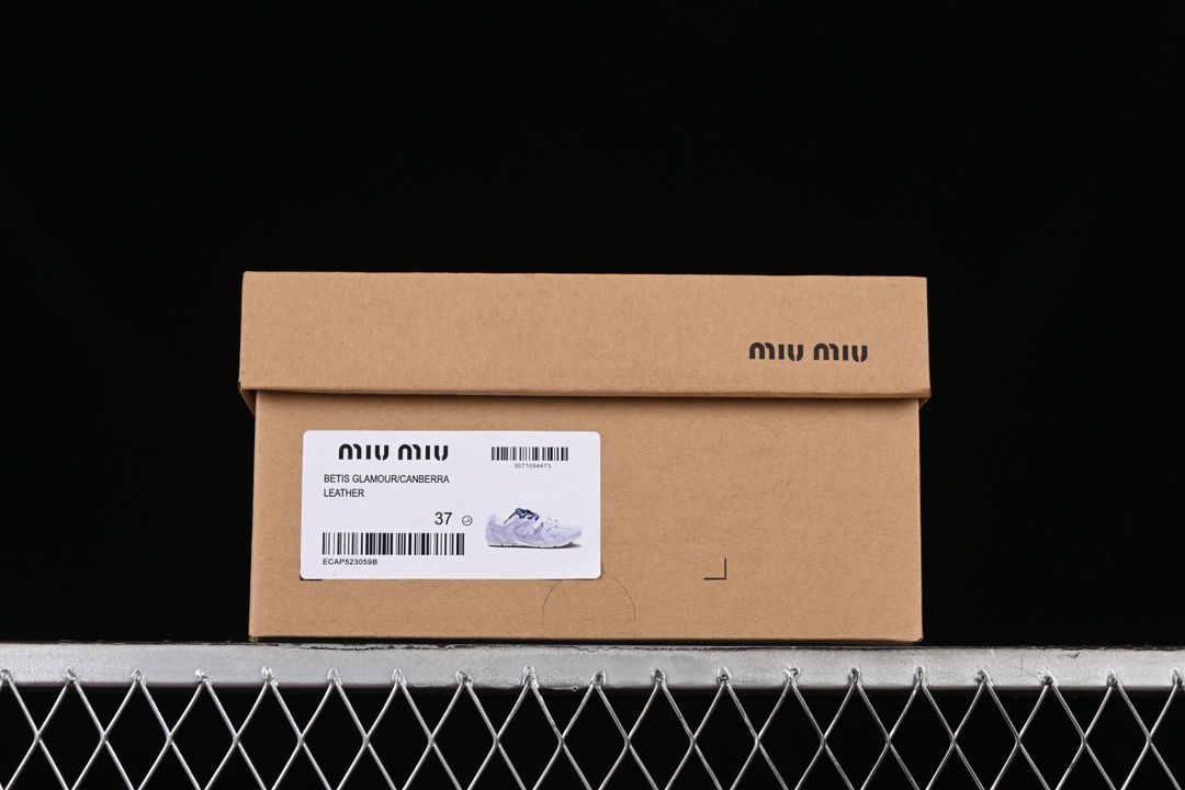 💰260纯原
MiuMiu x New Balance 530系列 意大利奢侈品牌/缪缪联名款低帮经典复古休闲运动慢跑鞋
#鞋款采用解构和轻盈的设计,彷旧的布料包覆着 New Balance 530的轮廓,刻意磨损、不均匀的皮革色调,让波鞋多了不同的个性 这款联名鞋款配有双鞋带设计,包括白色、橙色、棕色和黄色鞋带,营造出随性系起的感觉,为整体感又多了几分 Boyish 以及率性感
尺码:35 36 37 37.5 38 38.5 39.5 40 40.5 41.5 AJD4