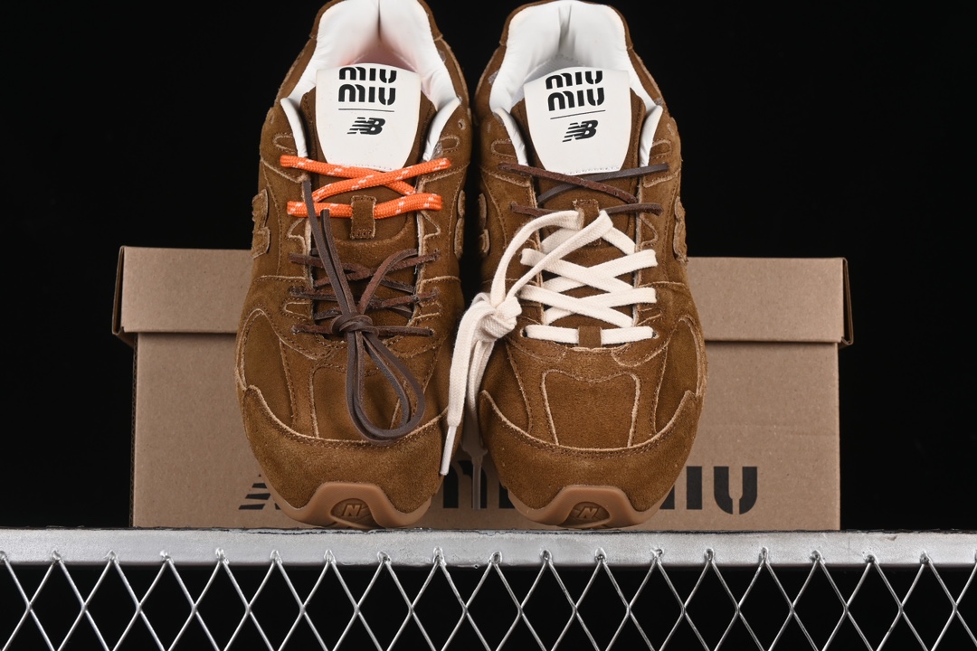 💰380纯原
MiuMiu x New Balance 530系列 意大利奢侈品牌/缪缪联名款低帮经典复古休闲运动慢跑 38165深咖色
#鞋款采用解构和轻盈的设计，彷旧的布料包覆着 New Balance 530的轮廓，刻意磨损、不均匀的皮革色调，让波鞋多了不同的个性 这款联名鞋款配有双鞋带设计，包括白色、橙色、棕色和黄色鞋带，营造出随性系起的感觉，为整体感又多了几分 Boyish 以及率性感
尺码：35 36 37 37.5 38 38.5 39.5 40 40.5 41.5 42 42.5 43.5 44 AJE5