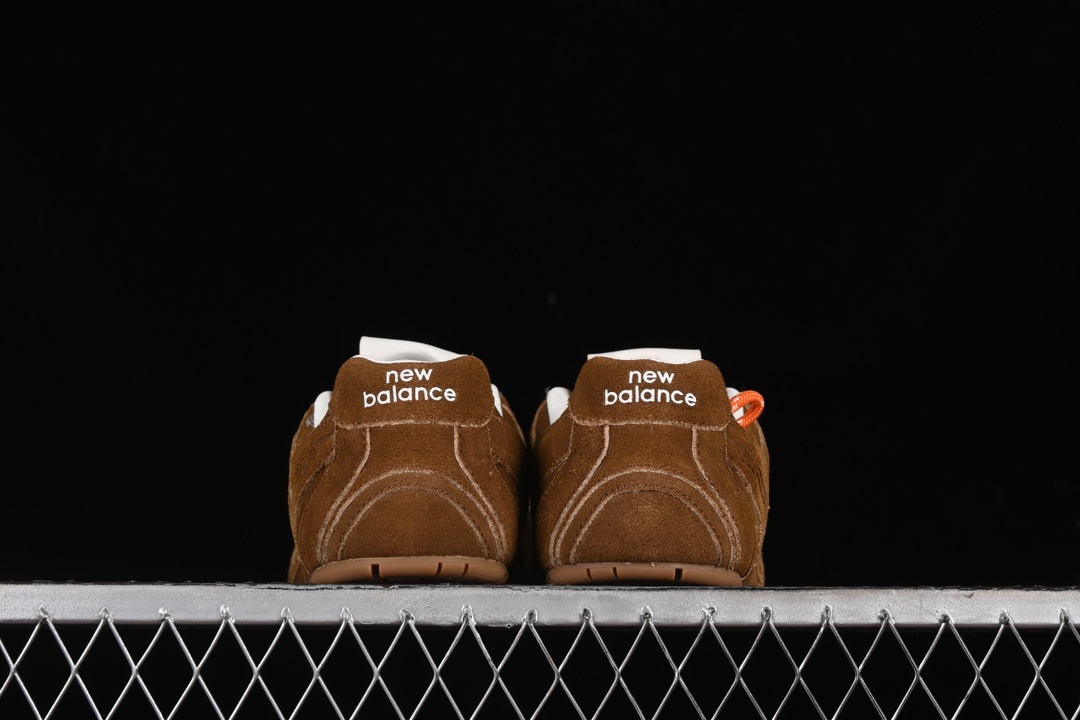 💰380纯原
MiuMiu x New Balance 530系列 意大利奢侈品牌/缪缪联名款低帮经典复古休闲运动慢跑 38165深咖色
#鞋款采用解构和轻盈的设计，彷旧的布料包覆着 New Balance 530的轮廓，刻意磨损、不均匀的皮革色调，让波鞋多了不同的个性 这款联名鞋款配有双鞋带设计，包括白色、橙色、棕色和黄色鞋带，营造出随性系起的感觉，为整体感又多了几分 Boyish 以及率性感
尺码：35 36 37 37.5 38 38.5 39.5 40 40.5 41.5 42 42.5 43.5 44 AJE5