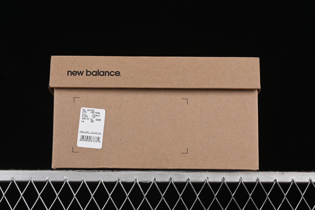 💰380纯原
MiuMiu x New Balance 530系列 意大利奢侈品牌/缪缪联名款低帮经典复古休闲运动慢跑 38165深咖色
#鞋款采用解构和轻盈的设计，彷旧的布料包覆着 New Balance 530的轮廓，刻意磨损、不均匀的皮革色调，让波鞋多了不同的个性 这款联名鞋款配有双鞋带设计，包括白色、橙色、棕色和黄色鞋带，营造出随性系起的感觉，为整体感又多了几分 Boyish 以及率性感
尺码：35 36 37 37.5 38 38.5 39.5 40 40.5 41.5 42 42.5 43.5 44 AJE5