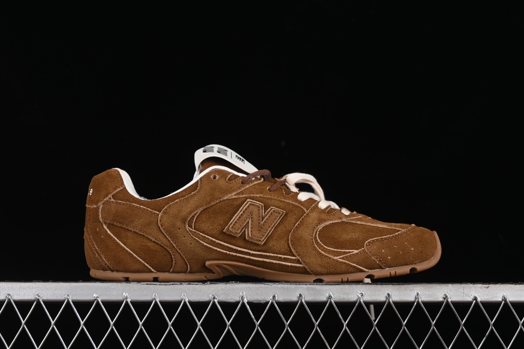 💰380纯原
MiuMiu x New Balance 530系列 意大利奢侈品牌/缪缪联名款低帮经典复古休闲运动慢跑 38165深咖色
#鞋款采用解构和轻盈的设计，彷旧的布料包覆着 New Balance 530的轮廓，刻意磨损、不均匀的皮革色调，让波鞋多了不同的个性 这款联名鞋款配有双鞋带设计，包括白色、橙色、棕色和黄色鞋带，营造出随性系起的感觉，为整体感又多了几分 Boyish 以及率性感
尺码：35 36 37 37.5 38 38.5 39.5 40 40.5 41.5 42 42.5 43.5 44 AJE5