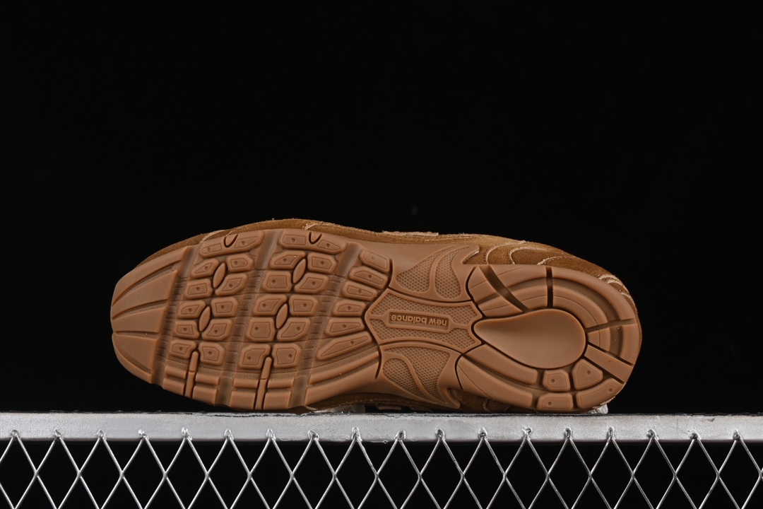 💰380纯原
MiuMiu x New Balance 530系列 意大利奢侈品牌/缪缪联名款低帮经典复古休闲运动慢跑 38165深咖色
#鞋款采用解构和轻盈的设计，彷旧的布料包覆着 New Balance 530的轮廓，刻意磨损、不均匀的皮革色调，让波鞋多了不同的个性 这款联名鞋款配有双鞋带设计，包括白色、橙色、棕色和黄色鞋带，营造出随性系起的感觉，为整体感又多了几分 Boyish 以及率性感
尺码：35 36 37 37.5 38 38.5 39.5 40 40.5 41.5 42 42.5 43.5 44 AJE5