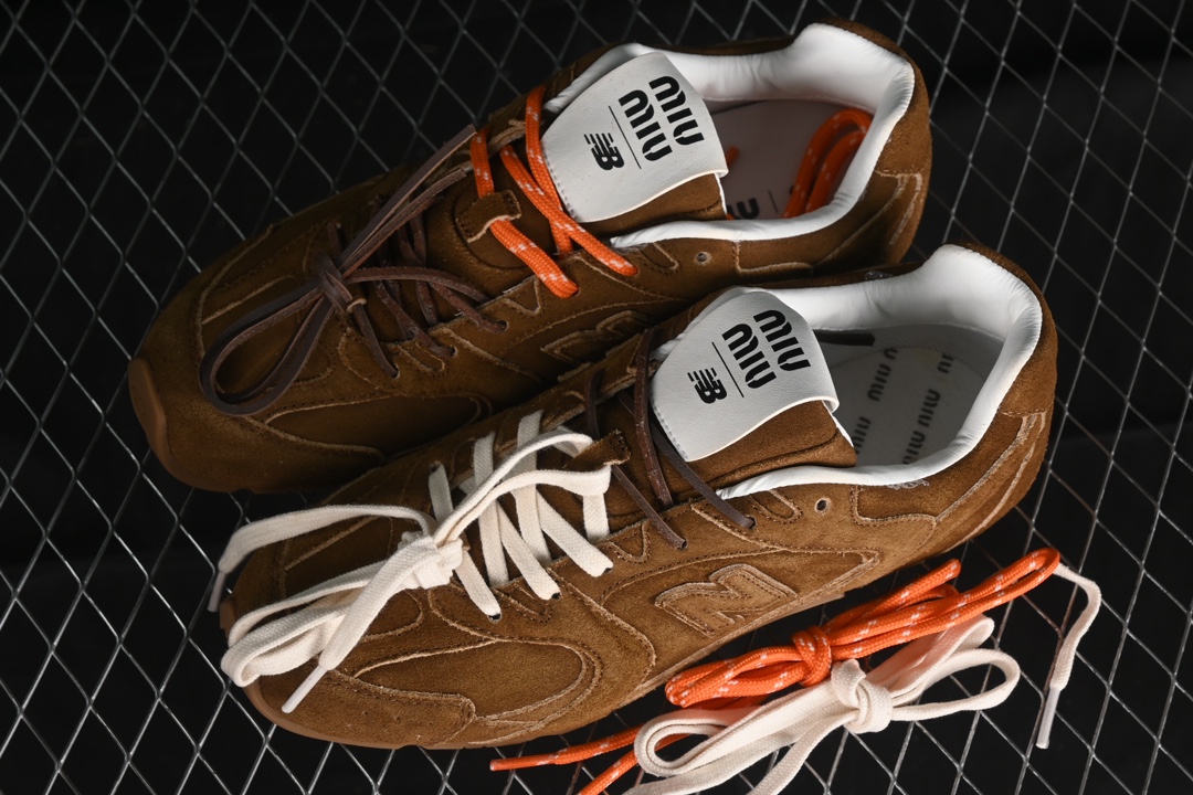 💰380纯原
MiuMiu x New Balance 530系列 意大利奢侈品牌/缪缪联名款低帮经典复古休闲运动慢跑 38165深咖色
#鞋款采用解构和轻盈的设计，彷旧的布料包覆着 New Balance 530的轮廓，刻意磨损、不均匀的皮革色调，让波鞋多了不同的个性 这款联名鞋款配有双鞋带设计，包括白色、橙色、棕色和黄色鞋带，营造出随性系起的感觉，为整体感又多了几分 Boyish 以及率性感
尺码：35 36 37 37.5 38 38.5 39.5 40 40.5 41.5 42 42.5 43.5 44 AJE5