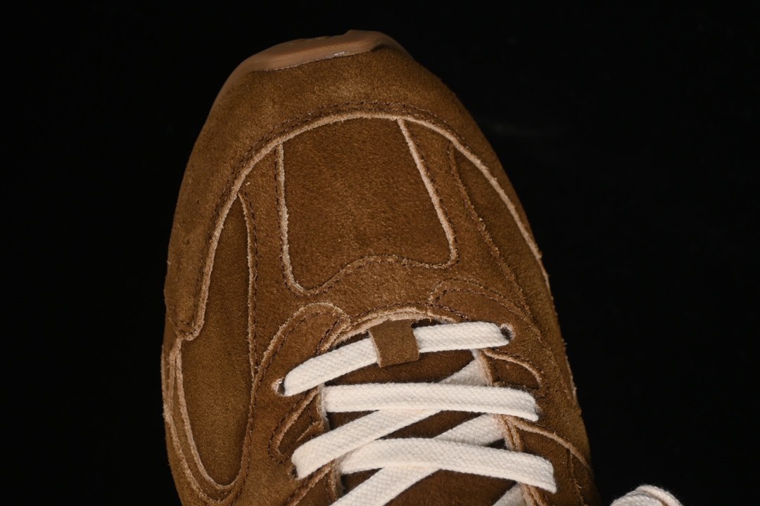 💰380纯原
MiuMiu x New Balance 530系列 意大利奢侈品牌/缪缪联名款低帮经典复古休闲运动慢跑 38165深咖色
#鞋款采用解构和轻盈的设计，彷旧的布料包覆着 New Balance 530的轮廓，刻意磨损、不均匀的皮革色调，让波鞋多了不同的个性 这款联名鞋款配有双鞋带设计，包括白色、橙色、棕色和黄色鞋带，营造出随性系起的感觉，为整体感又多了几分 Boyish 以及率性感
尺码：35 36 37 37.5 38 38.5 39.5 40 40.5 41.5 42 42.5 43.5 44 AJE5
