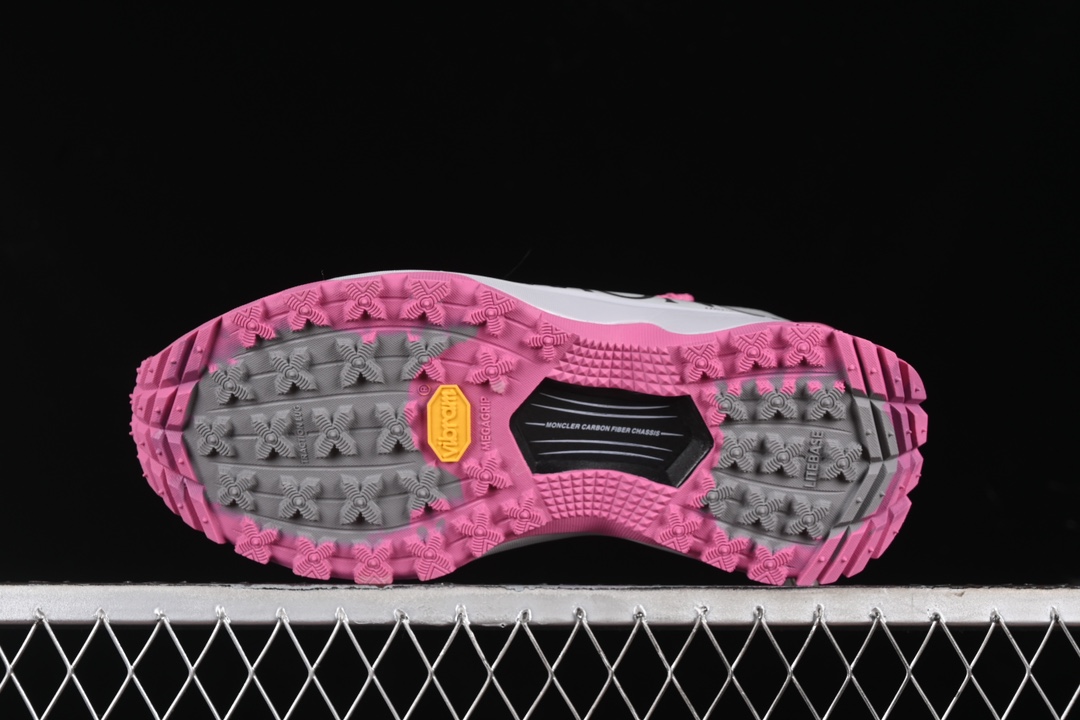 💰500纯原
Moncler Trailgrip GTX 盟可睐/蒙口 抗撕裂材质山地户外鞋 M00080M3457
#鞋身采用Cordura防撕裂尼龙/Gore-Tex防水材质 中底内置全掌碳板 支撑性能拉满 侧边3M反光带
#大底采用RB MD 碳板 TPU 五层分离组合 鞋底搭载Vibram外底提供超强的抓地力和防滑性能 原装大盒包装 内赠Moncler徽章防层袋一副
尺码:36 36.5 37.5 38 38.5 39 40 40.5 41 42 42.5 43 44 44.5 45 46 X.E5