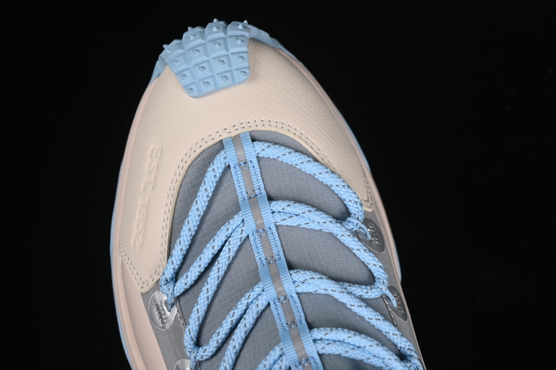 💰500纯原
Moncler Trailgrip GTX 盟可睐/蒙口 抗撕裂材质山地户外鞋 M00080M3457
#鞋身采用Cordura防撕裂尼龙/Gore-Tex防水材质 中底内置全掌碳板 支撑性能拉满 侧边3M反光带
#大底采用RB MD 碳板 TPU 五层分离组合 鞋底搭载Vibram外底提供超强的抓地力和防滑性能 原装大盒包装 内赠Moncler徽章防层袋一副
尺码:36 36.5 37.5 38 38.5 39 40 40.5 41 42 42.5 43 44 44.5 45 46 X.E5