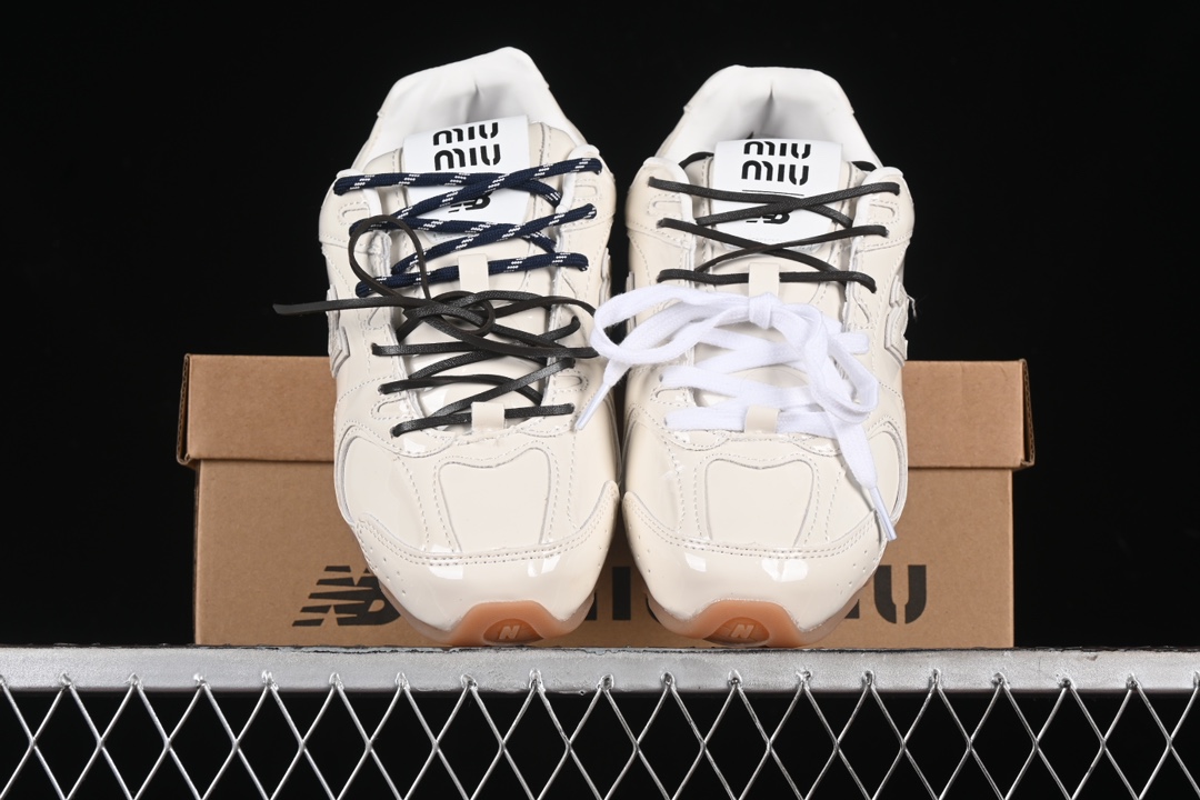 💰260纯原
MiuMiu x New Balance 530系列 意大利奢侈品牌/缪缪联名款低帮经典复古休闲运动慢跑鞋
#鞋款采用解构和轻盈的设计,彷旧的布料包覆着 New Balance 530的轮廓,刻意磨损、不均匀的皮革色调,让波鞋多了不同的个性 这款联名鞋款配有双鞋带设计,包括白色、橙色、棕色和黄色鞋带,营造出随性系起的感觉,为整体感又多了几分 Boyish 以及率性感
尺码:35 36 37 37.5 38 38.5 39.5 40 40.5 41.5 42 42.5 43.5 44 44.5 45 AJD4