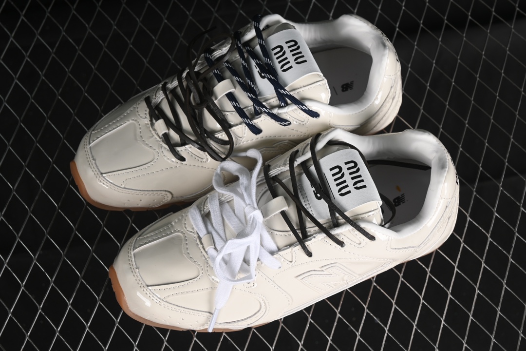 💰260纯原
MiuMiu x New Balance 530系列 意大利奢侈品牌/缪缪联名款低帮经典复古休闲运动慢跑鞋
#鞋款采用解构和轻盈的设计,彷旧的布料包覆着 New Balance 530的轮廓,刻意磨损、不均匀的皮革色调,让波鞋多了不同的个性 这款联名鞋款配有双鞋带设计,包括白色、橙色、棕色和黄色鞋带,营造出随性系起的感觉,为整体感又多了几分 Boyish 以及率性感
尺码:35 36 37 37.5 38 38.5 39.5 40 40.5 41.5 42 42.5 43.5 44 44.5 45 AJD4