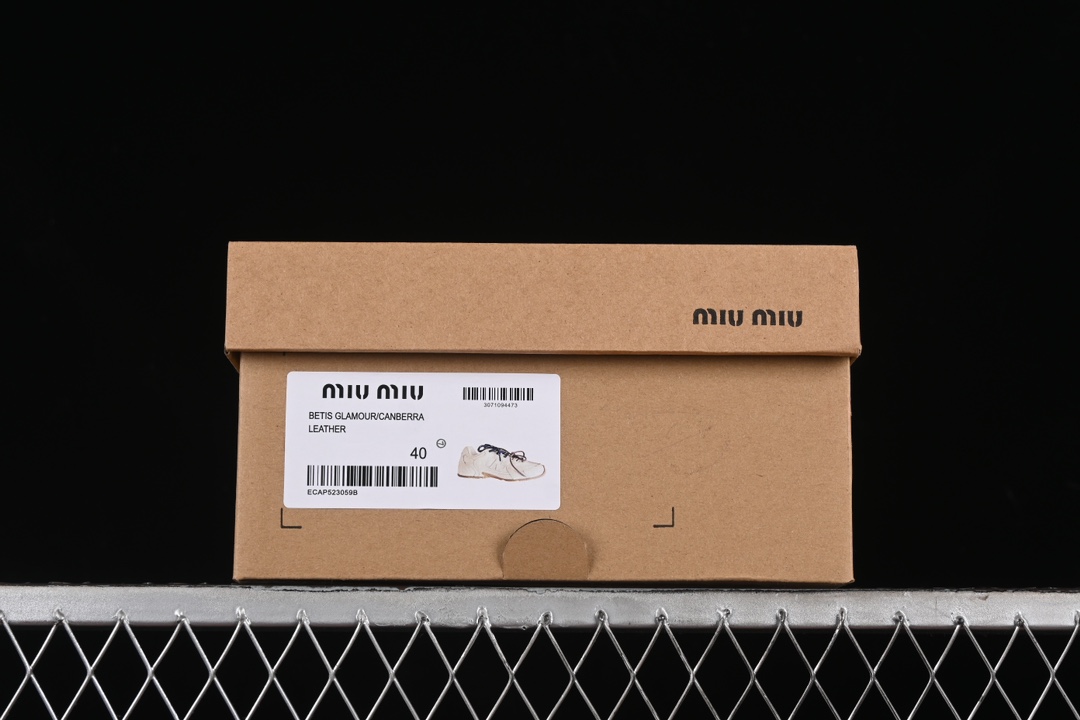 💰260纯原
MiuMiu x New Balance 530系列 意大利奢侈品牌/缪缪联名款低帮经典复古休闲运动慢跑鞋
#鞋款采用解构和轻盈的设计,彷旧的布料包覆着 New Balance 530的轮廓,刻意磨损、不均匀的皮革色调,让波鞋多了不同的个性 这款联名鞋款配有双鞋带设计,包括白色、橙色、棕色和黄色鞋带,营造出随性系起的感觉,为整体感又多了几分 Boyish 以及率性感
尺码:35 36 37 37.5 38 38.5 39.5 40 40.5 41.5 42 42.5 43.5 44 44.5 45 AJD4