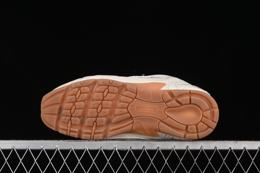 💰260纯原
MiuMiu x New Balance 530系列 意大利奢侈品牌/缪缪联名款低帮经典复古休闲运动慢跑鞋
#鞋款采用解构和轻盈的设计,彷旧的布料包覆着 New Balance 530的轮廓,刻意磨损、不均匀的皮革色调,让波鞋多了不同的个性 这款联名鞋款配有双鞋带设计,包括白色、橙色、棕色和黄色鞋带,营造出随性系起的感觉,为整体感又多了几分 Boyish 以及率性感
尺码:35 36 37 37.5 38 38.5 39.5 40 40.5 41.5 42 42.5 43.5 44 44.5 45 AJD4