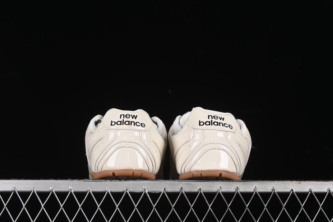 💰260纯原
MiuMiu x New Balance 530系列 意大利奢侈品牌/缪缪联名款低帮经典复古休闲运动慢跑鞋
#鞋款采用解构和轻盈的设计,彷旧的布料包覆着 New Balance 530的轮廓,刻意磨损、不均匀的皮革色调,让波鞋多了不同的个性 这款联名鞋款配有双鞋带设计,包括白色、橙色、棕色和黄色鞋带,营造出随性系起的感觉,为整体感又多了几分 Boyish 以及率性感
尺码:35 36 37 37.5 38 38.5 39.5 40 40.5 41.5 42 42.5 43.5 44 44.5 45 AJD4