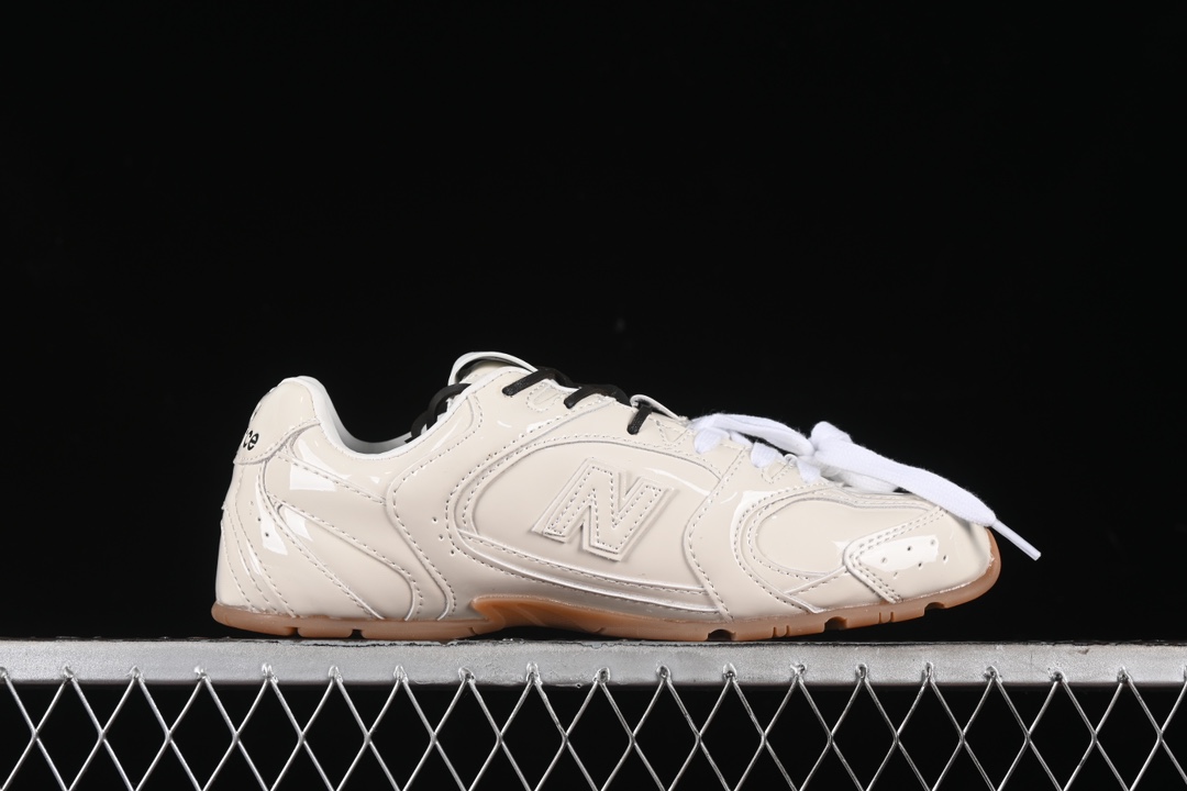 💰260纯原
MiuMiu x New Balance 530系列 意大利奢侈品牌/缪缪联名款低帮经典复古休闲运动慢跑鞋
#鞋款采用解构和轻盈的设计,彷旧的布料包覆着 New Balance 530的轮廓,刻意磨损、不均匀的皮革色调,让波鞋多了不同的个性 这款联名鞋款配有双鞋带设计,包括白色、橙色、棕色和黄色鞋带,营造出随性系起的感觉,为整体感又多了几分 Boyish 以及率性感
尺码:35 36 37 37.5 38 38.5 39.5 40 40.5 41.5 42 42.5 43.5 44 44.5 45 AJD4