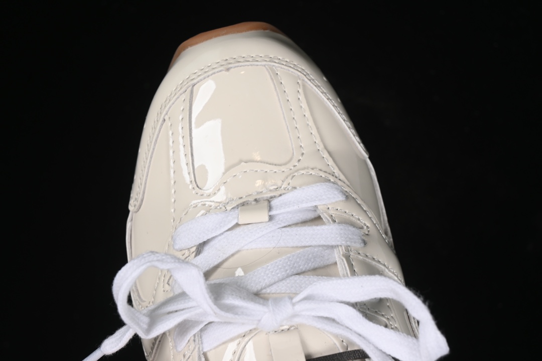 💰260纯原
MiuMiu x New Balance 530系列 意大利奢侈品牌/缪缪联名款低帮经典复古休闲运动慢跑鞋
#鞋款采用解构和轻盈的设计,彷旧的布料包覆着 New Balance 530的轮廓,刻意磨损、不均匀的皮革色调,让波鞋多了不同的个性 这款联名鞋款配有双鞋带设计,包括白色、橙色、棕色和黄色鞋带,营造出随性系起的感觉,为整体感又多了几分 Boyish 以及率性感
尺码:35 36 37 37.5 38 38.5 39.5 40 40.5 41.5 42 42.5 43.5 44 44.5 45 AJD4