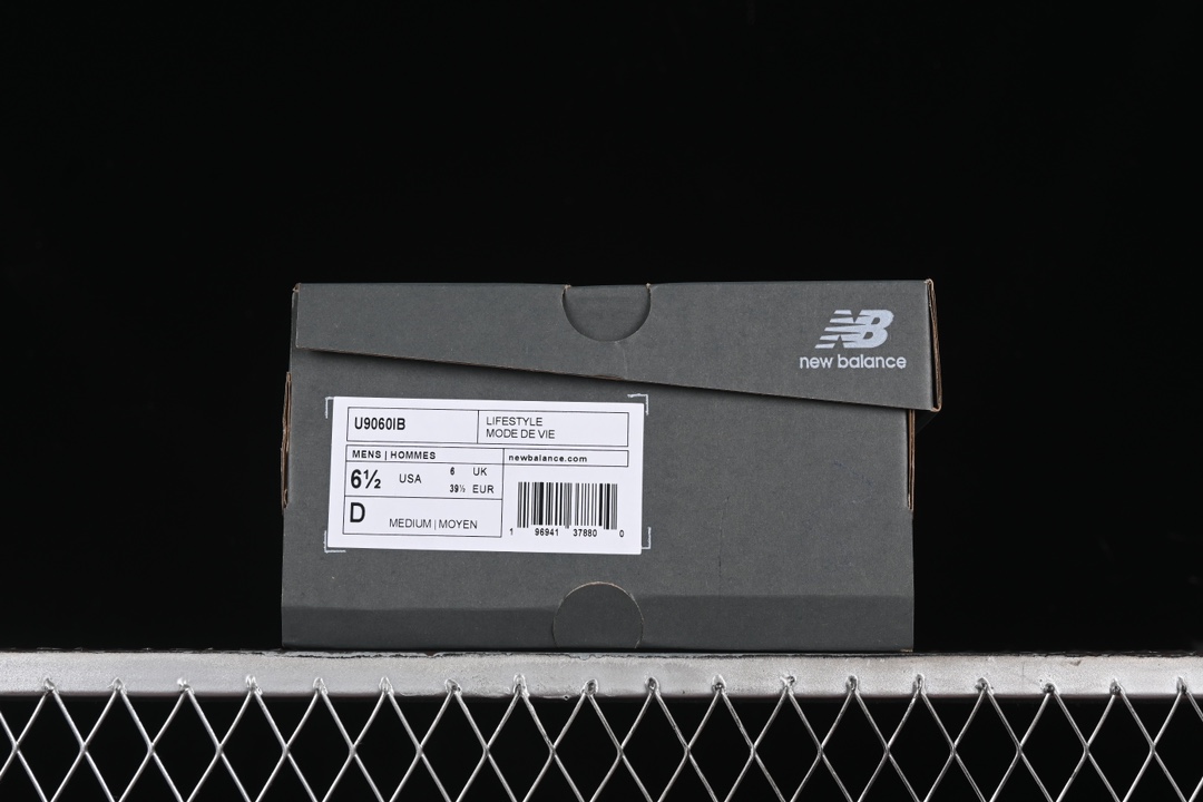 💰280纯原 Joe Freshgoods x New Balance NB9060 联名款 复古休闲运动慢跑鞋 U9060IB
#鞋款灵感源自设计师本人对夏日的怀日回忆。鞋面大身由空间双格及磨砂鞋面拼接而生，配以柔和、温暖的粉橘色调，夏日氛围拉满
#采用大面积网眼以及麂皮材质覆盖鞋身，还原经典气质。搭载ABZORB避震科技，由泡沫聚酯制成，上脚可以有效减少由鞋底反弹对身体及双腿的冲击力
尺码：36 37 37.5 38 38.5 39 40 40.5 41 42 42.5 43 44 44.5 45 46.5 3.D4