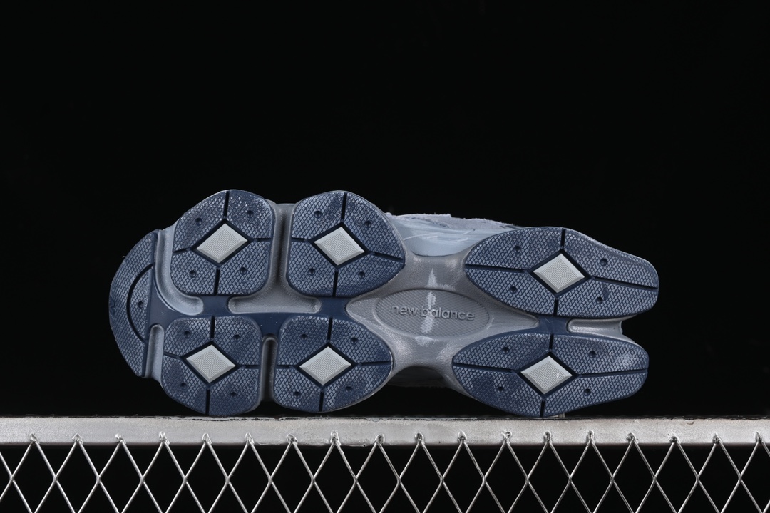 💰280纯原 Joe Freshgoods x New Balance NB9060 联名款 复古休闲运动慢跑鞋 U9060IB
#鞋款灵感源自设计师本人对夏日的怀日回忆。鞋面大身由空间双格及磨砂鞋面拼接而生，配以柔和、温暖的粉橘色调，夏日氛围拉满
#采用大面积网眼以及麂皮材质覆盖鞋身，还原经典气质。搭载ABZORB避震科技，由泡沫聚酯制成，上脚可以有效减少由鞋底反弹对身体及双腿的冲击力
尺码：36 37 37.5 38 38.5 39 40 40.5 41 42 42.5 43 44 44.5 45 46.5 3.D4