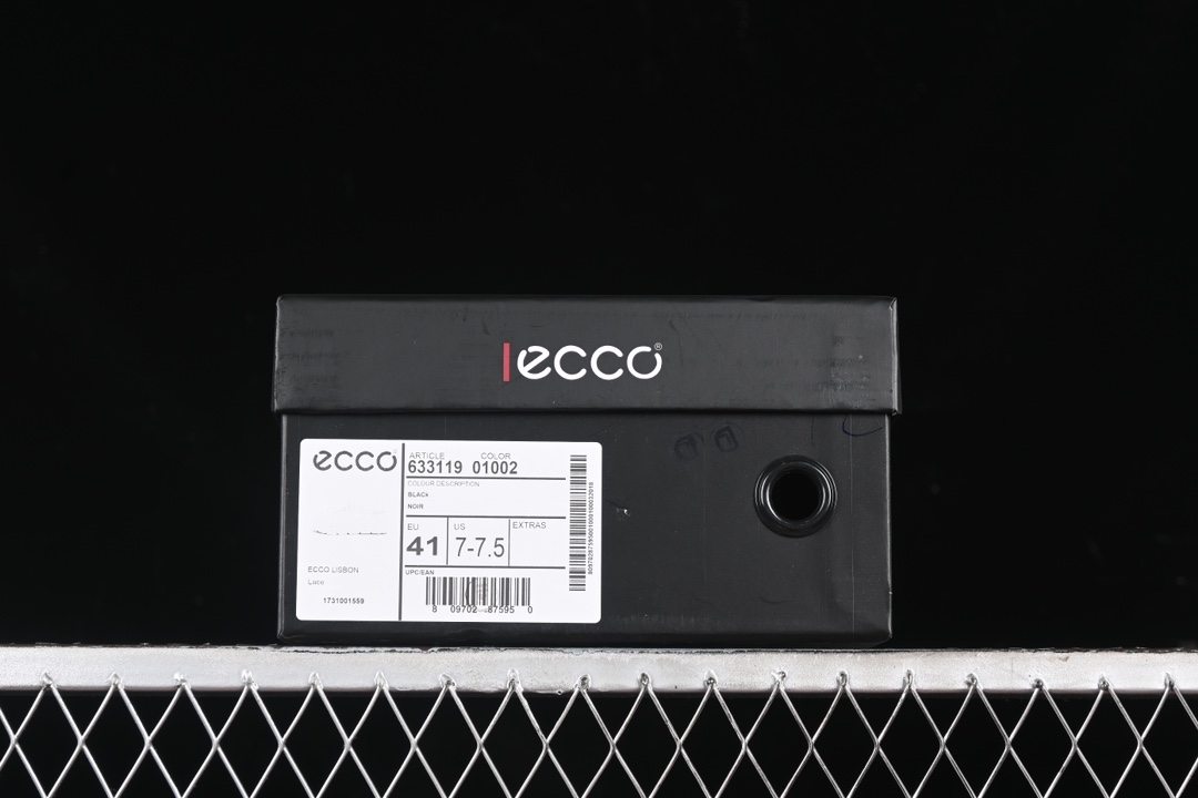 💰340纯原
 Ecco 爱步街头轻巧系列 秋季增高圆头百搭休闲小白鞋 63311901002
#牛皮与牛皮剖层拼接鞋面 时尚个性 出街有型 简约粗绳系带设计 可自由调节松紧 贴合脚型 PU加厚鞋底 包裹足弓与后跟 为双脚提供支撑性 休闲百搭 简约利落
尺码：38 39 40 41 42 43 皮鞋码 T.E5