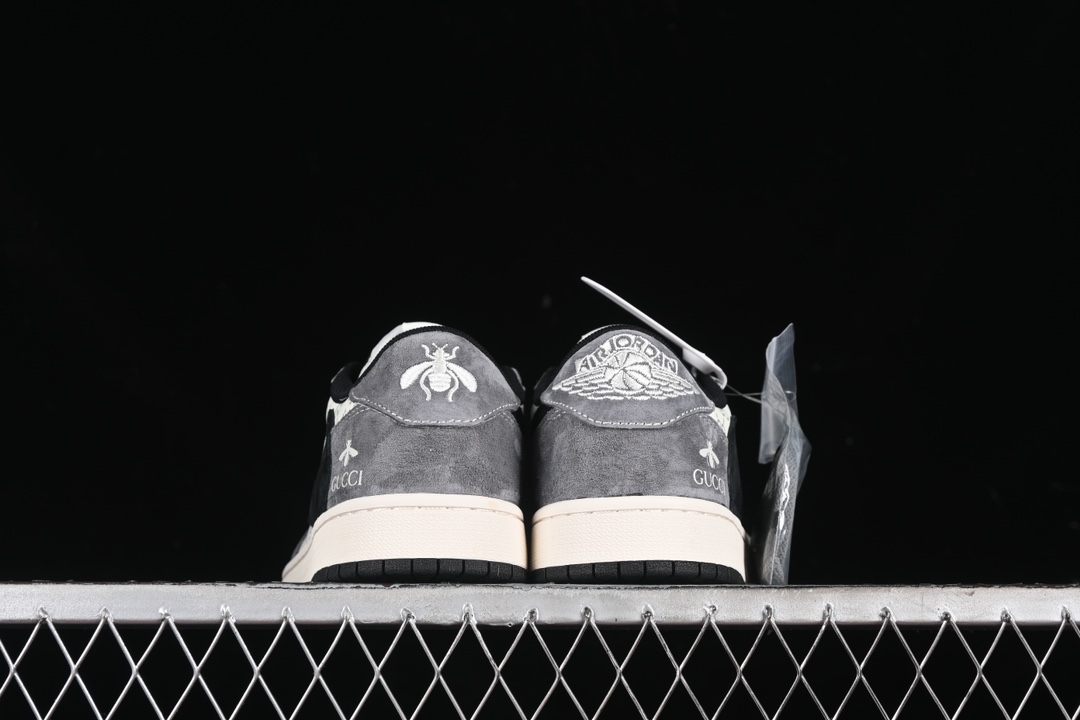 💰280公司级💰380纯原
Travis Scott x Fragment Design x Air Jordan 1 Low OG SP AJ1 乔1 古驰联名-黑勾蜻蜓 低帮文化休闲板鞋 SJ2068-137
#多方联名合作融合了Travis Scott 独特的音乐风格,藤原浩个性的设计风格以及Jordan品牌的经典元素 使其成为一双具有独特身份和价值的鞋子 清新而立体的外观加上联名标识更突出了其独特身份 这种配色方案显示出活力和时尚感 在视觉上引人注目 鞋身的质感和细腻的细节处理使其显得高端而格调十足 这款“倒钩”联名是设计与创意完美结合 融合多方的个性风格是一款备受瞩目的潮流鞋款
尺码:36 36.5 37.5 38 38.5 39 40 40.5 41 42 42.5 43 44 44.5 45 9.E5