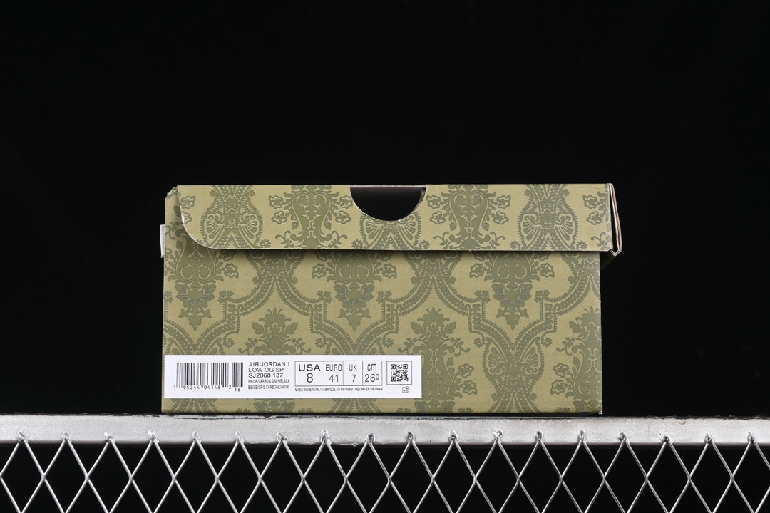 💰280公司级💰380纯原
Travis Scott x Fragment Design x Air Jordan 1 Low OG SP AJ1 乔1 古驰联名-黑勾蜻蜓 低帮文化休闲板鞋 SJ2068-137
#多方联名合作融合了Travis Scott 独特的音乐风格,藤原浩个性的设计风格以及Jordan品牌的经典元素 使其成为一双具有独特身份和价值的鞋子 清新而立体的外观加上联名标识更突出了其独特身份 这种配色方案显示出活力和时尚感 在视觉上引人注目 鞋身的质感和细腻的细节处理使其显得高端而格调十足 这款“倒钩”联名是设计与创意完美结合 融合多方的个性风格是一款备受瞩目的潮流鞋款
尺码:36 36.5 37.5 38 38.5 39 40 40.5 41 42 42.5 43 44 44.5 45 9.E5