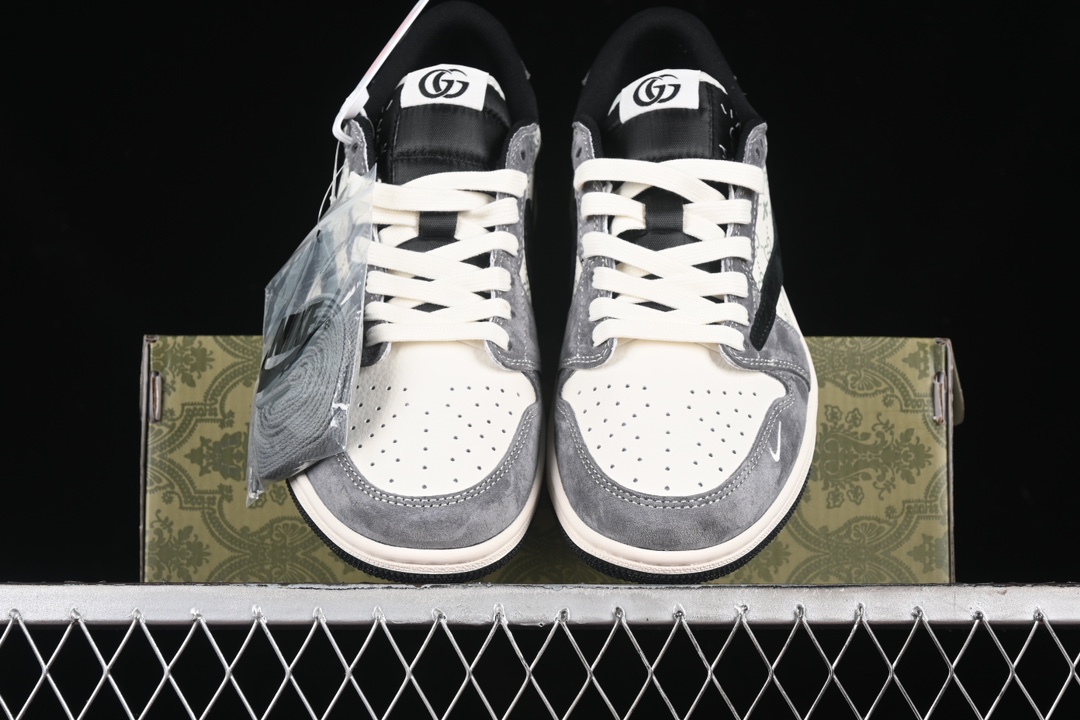 💰280公司级💰380纯原
Travis Scott x Fragment Design x Air Jordan 1 Low OG SP AJ1 乔1 古驰联名-黑勾蜻蜓 低帮文化休闲板鞋 SJ2068-137
#多方联名合作融合了Travis Scott 独特的音乐风格,藤原浩个性的设计风格以及Jordan品牌的经典元素 使其成为一双具有独特身份和价值的鞋子 清新而立体的外观加上联名标识更突出了其独特身份 这种配色方案显示出活力和时尚感 在视觉上引人注目 鞋身的质感和细腻的细节处理使其显得高端而格调十足 这款“倒钩”联名是设计与创意完美结合 融合多方的个性风格是一款备受瞩目的潮流鞋款
尺码:36 36.5 37.5 38 38.5 39 40 40.5 41 42 42.5 43 44 44.5 45 9.E5