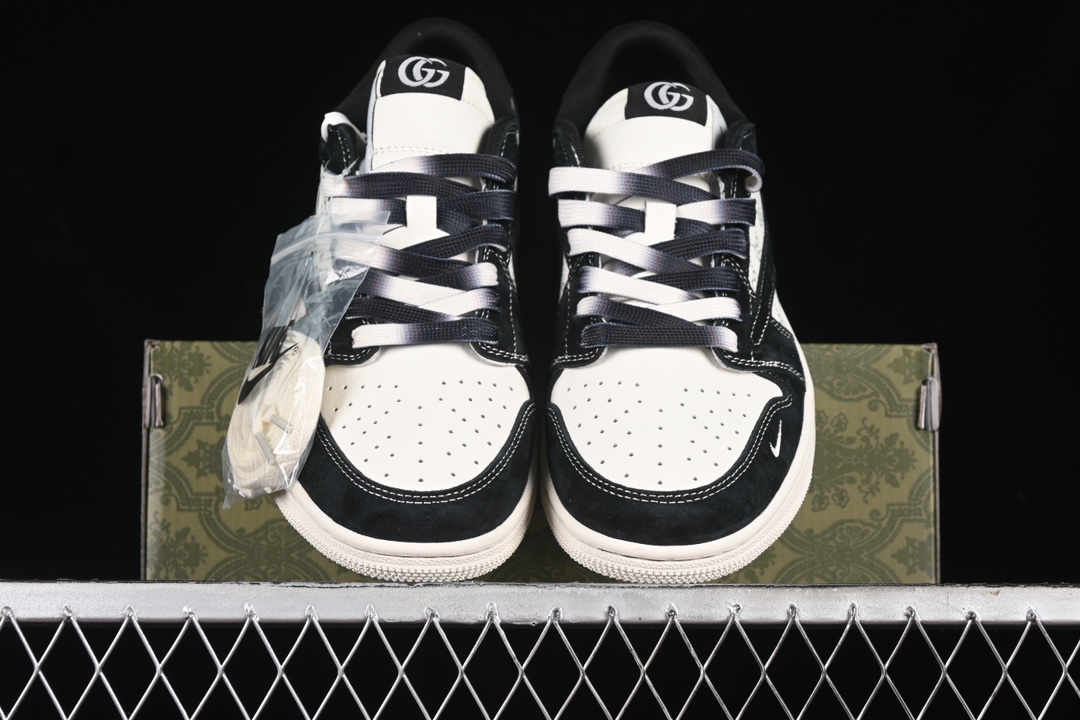💰280公司级💰380纯原
Travis Scott x Fragment Design x Air Jordan 1 Low OG SP AJ1 乔1 古驰联名-黑蜻蜓 低帮文化休闲板鞋 SJ2068-139
#多方联名合作融合了Travis Scott 独特的音乐风格,藤原浩个性的设计风格以及Jordan品牌的经典元素 使其成为一双具有独特身份和价值的鞋子 清新而立体的外观加上联名标识更突出了其独特身份 这种配色方案显示出活力和时尚感 在视觉上引人注目 鞋身的质感和细腻的细节处理使其显得高端而格调十足 这款“倒钩”联名是设计与创意完美结合 融合多方的个性风格是一款备受瞩目的潮流鞋款
尺码:36 36.5 37.5 38 38.5 39 40 40.5 41 42 42.5 43 44 44.5 45 9.E5