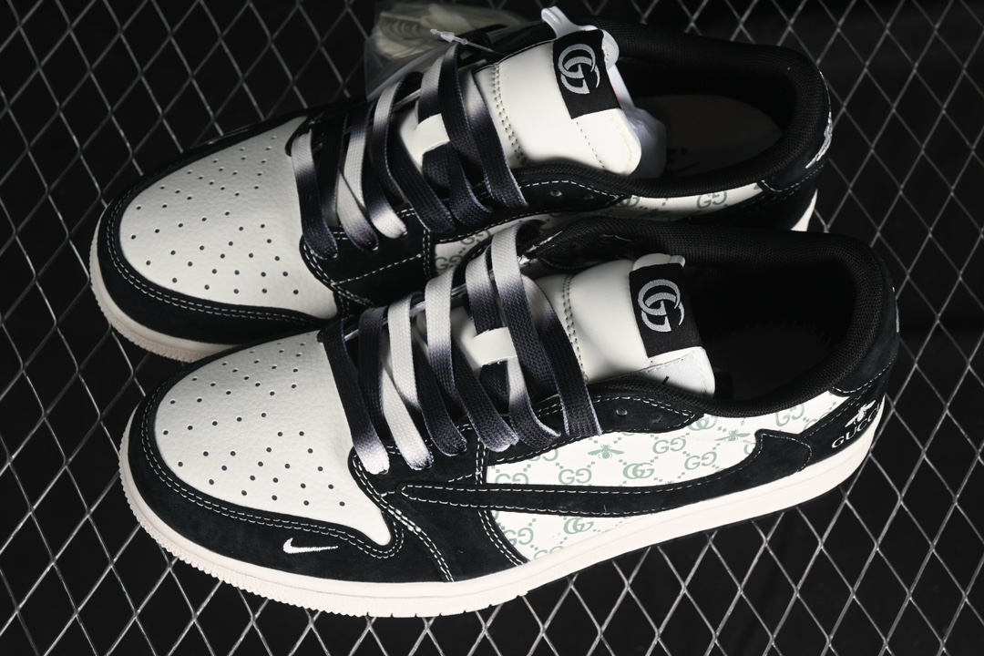 💰280公司级💰380纯原
Travis Scott x Fragment Design x Air Jordan 1 Low OG SP AJ1 乔1 古驰联名-黑蜻蜓 低帮文化休闲板鞋 SJ2068-139
#多方联名合作融合了Travis Scott 独特的音乐风格,藤原浩个性的设计风格以及Jordan品牌的经典元素 使其成为一双具有独特身份和价值的鞋子 清新而立体的外观加上联名标识更突出了其独特身份 这种配色方案显示出活力和时尚感 在视觉上引人注目 鞋身的质感和细腻的细节处理使其显得高端而格调十足 这款“倒钩”联名是设计与创意完美结合 融合多方的个性风格是一款备受瞩目的潮流鞋款
尺码:36 36.5 37.5 38 38.5 39 40 40.5 41 42 42.5 43 44 44.5 45 9.E5