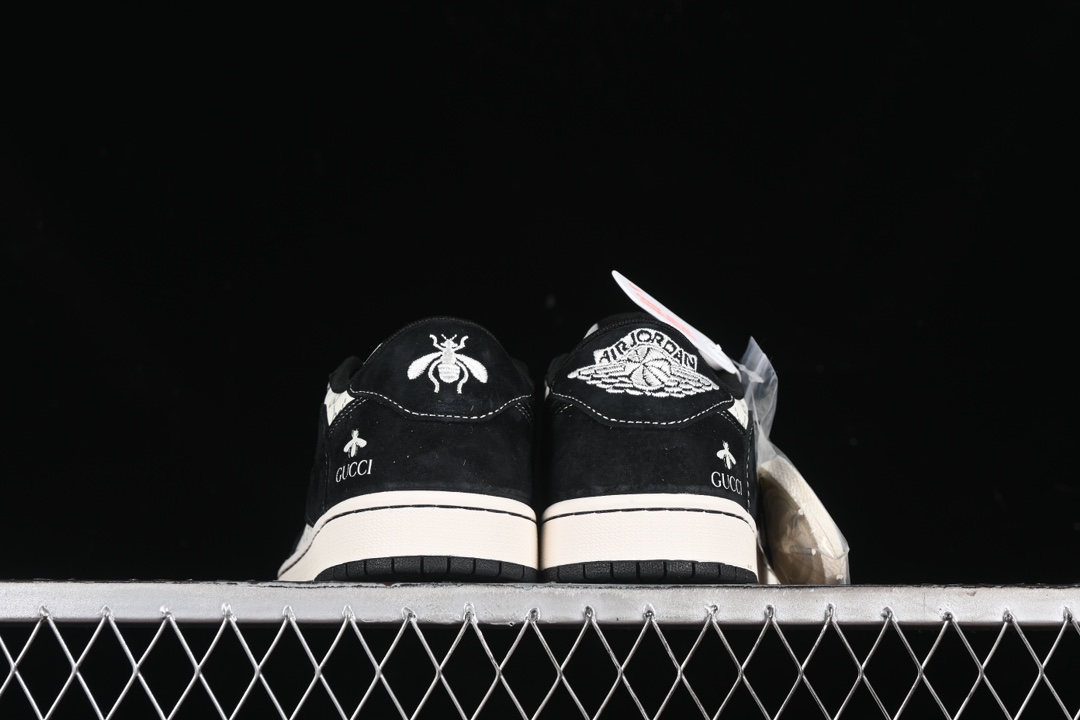 💰280公司级💰380纯原
Travis Scott x Fragment Design x Air Jordan 1 Low OG SP AJ1 乔1 古驰联名-黑蜻蜓 低帮文化休闲板鞋 SJ2068-139
#多方联名合作融合了Travis Scott 独特的音乐风格,藤原浩个性的设计风格以及Jordan品牌的经典元素 使其成为一双具有独特身份和价值的鞋子 清新而立体的外观加上联名标识更突出了其独特身份 这种配色方案显示出活力和时尚感 在视觉上引人注目 鞋身的质感和细腻的细节处理使其显得高端而格调十足 这款“倒钩”联名是设计与创意完美结合 融合多方的个性风格是一款备受瞩目的潮流鞋款
尺码:36 36.5 37.5 38 38.5 39 40 40.5 41 42 42.5 43 44 44.5 45 9.E5