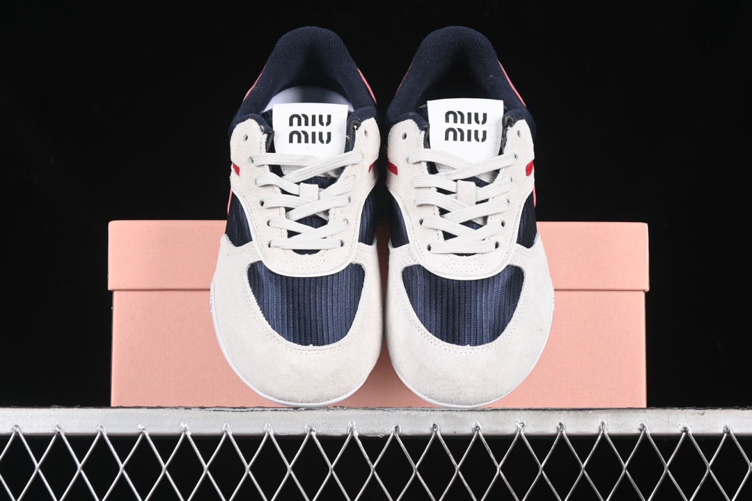 💰300纯原
 Miumiu Calzature Donna 徳训平底休闲生活鞋
尺码：36 37 37.5 38 38.5 39.5 40 AJD4