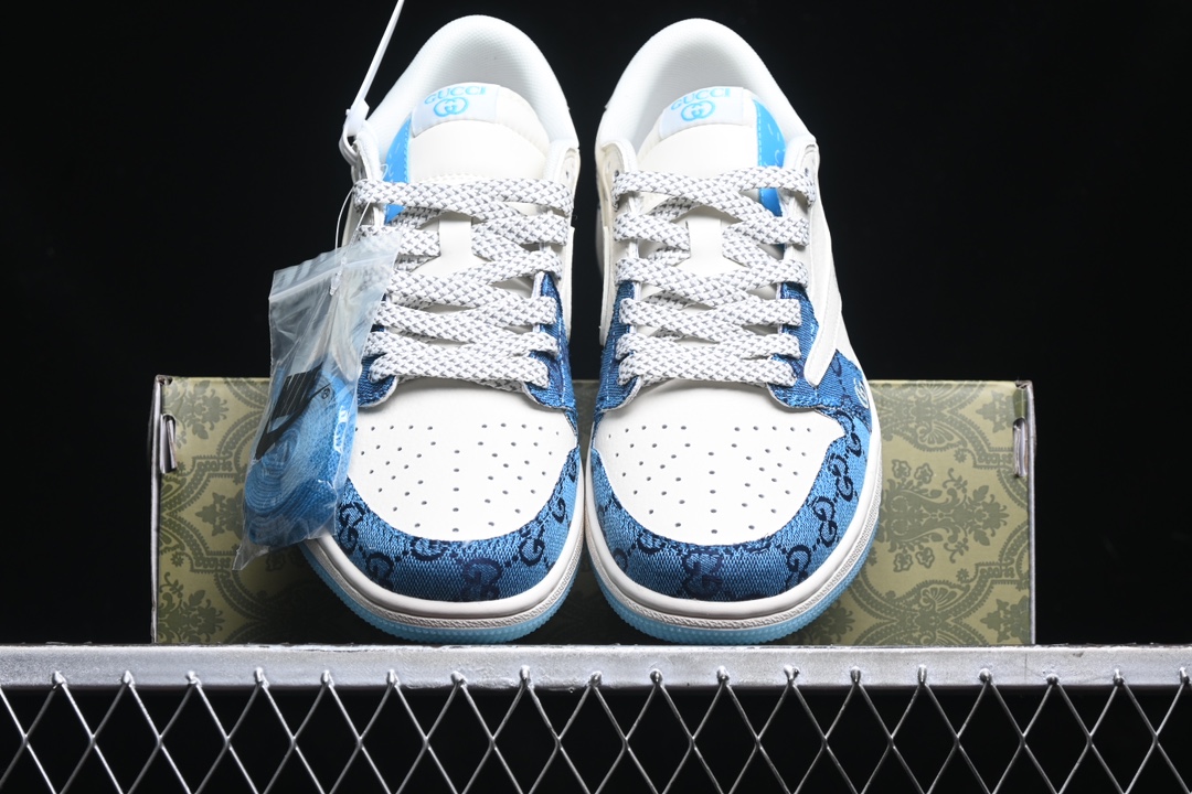 💰280公司级💰380纯原
 Travis Scott x Fragment Design x Air Jordan 1 Low OG SP AJ1 乔1 古驰联名-白蓝花纹 低帮文化休闲板鞋 XZ1658-001
#多方联名合作融合了Travis Scott 独特的音乐风格，藤原浩个性的设计风格以及Jordan品牌的经典元素 使其成为一双具有独特身份和价值的鞋子 清新而立体的外观加上联名标识更突出了其独特身份 这种配色方案显示出活力和时尚感 在视觉上引人注目  鞋身的质感和细腻的细节处理使其显得高端而格调十足  这款“倒钩”联名是设计与创意完美结合 融合多方的个性风格是一款备受瞩目的潮流鞋款
尺码：36 36.5 37.5 38 38.5 39 40 40.5 41 42 42.5 43 44 44.5 45 9.E5